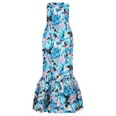 Robe de soirée à fleurs bleues des années 1950, sans bretelles, avec ourlet en queue de poisson