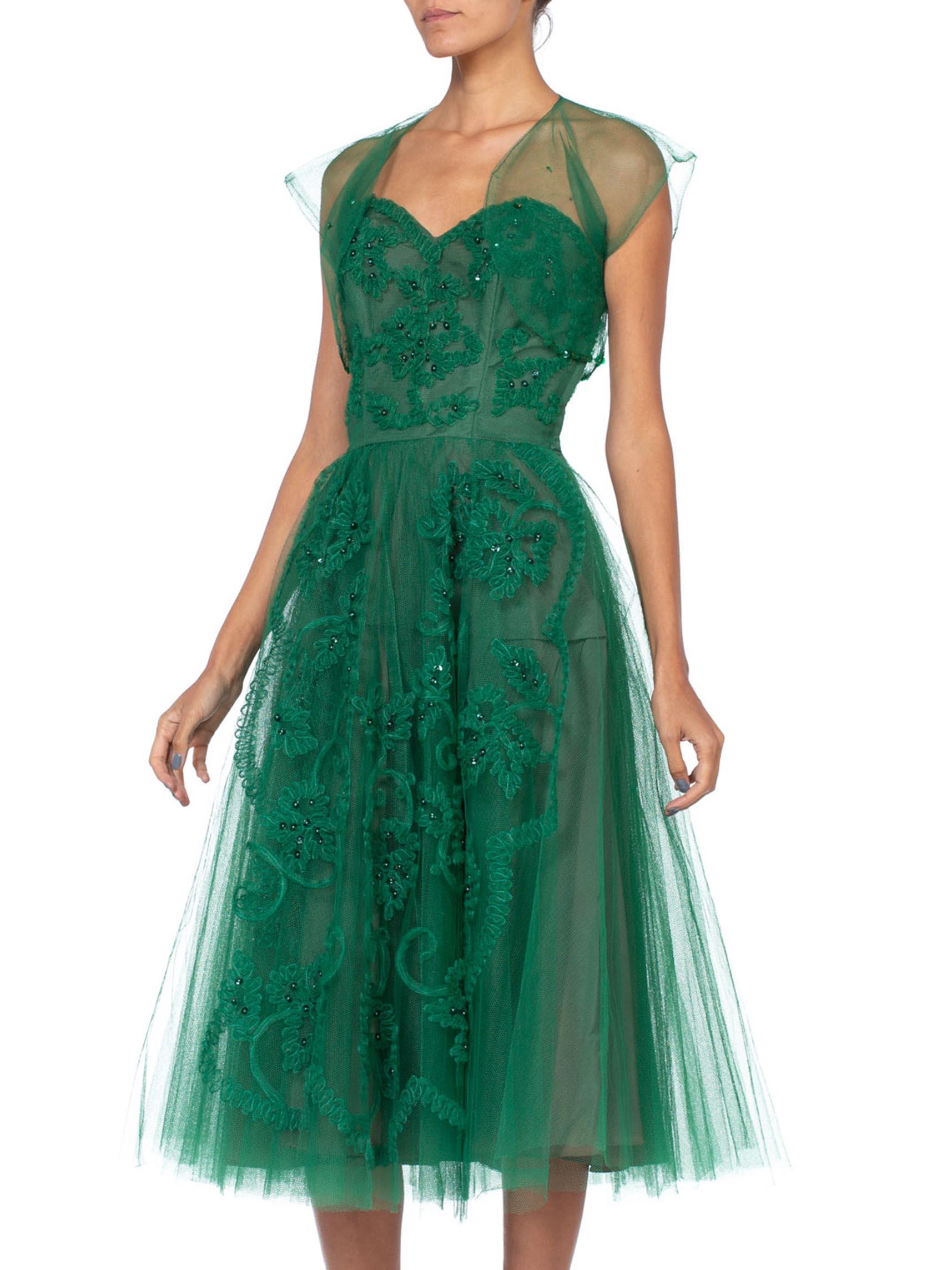 Vert Robe de soirée sans bretelles en tulle de nylon vert émeraude des années 1950, appliquée et perlée, taille M en vente