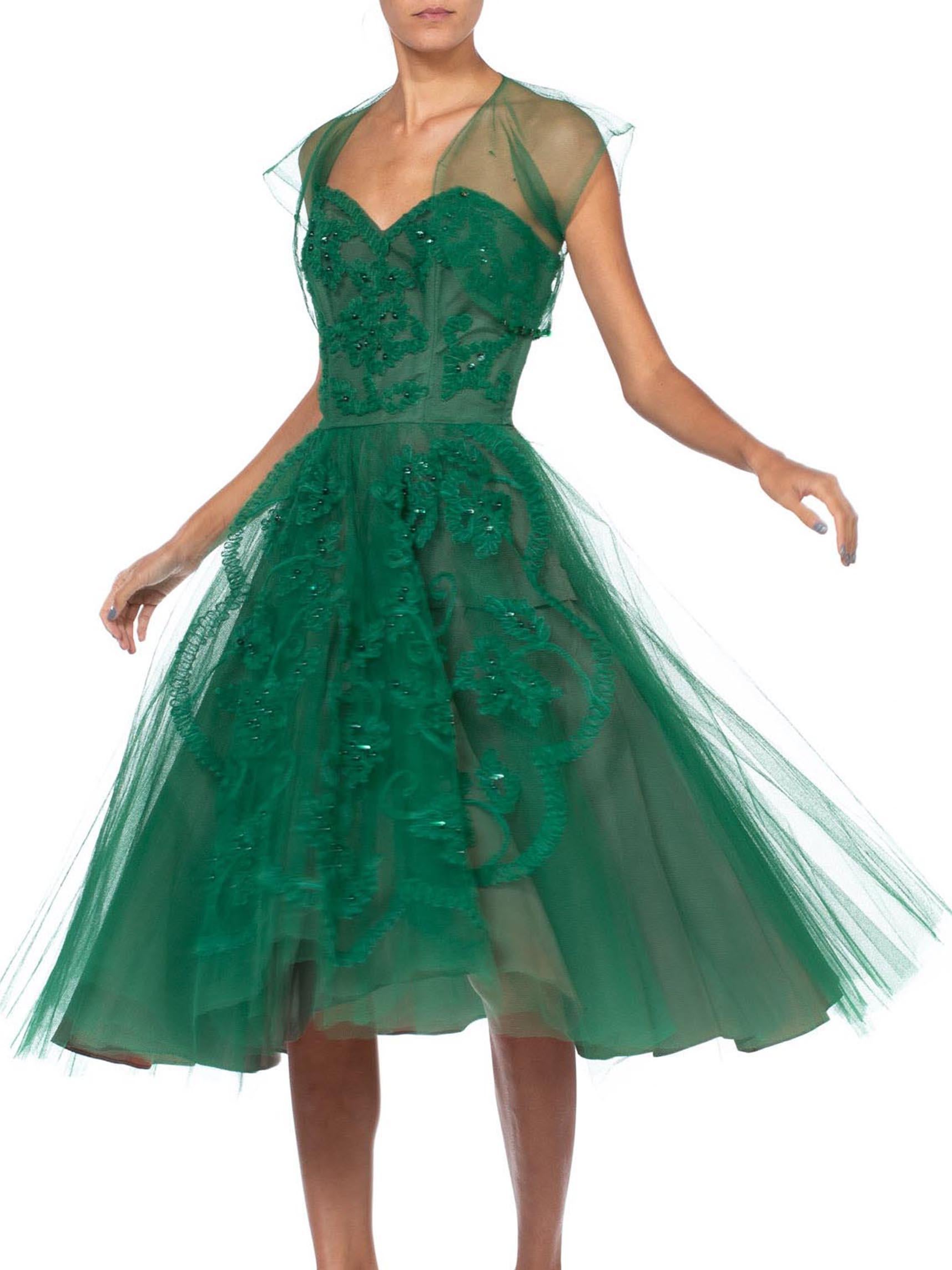 Robe de soirée sans bretelles en tulle de nylon vert émeraude des années 1950, appliquée et perlée, taille M Pour femmes en vente
