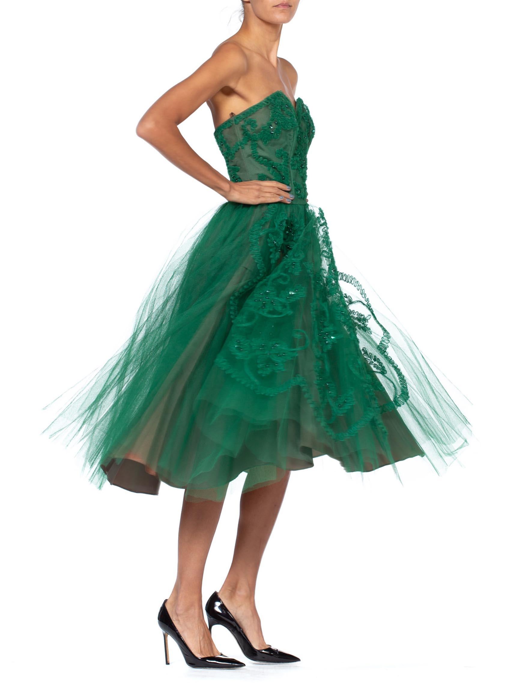 Robe de soirée sans bretelles en tulle de nylon vert émeraude des années 1950, appliquée et perlée, taille M en vente 1