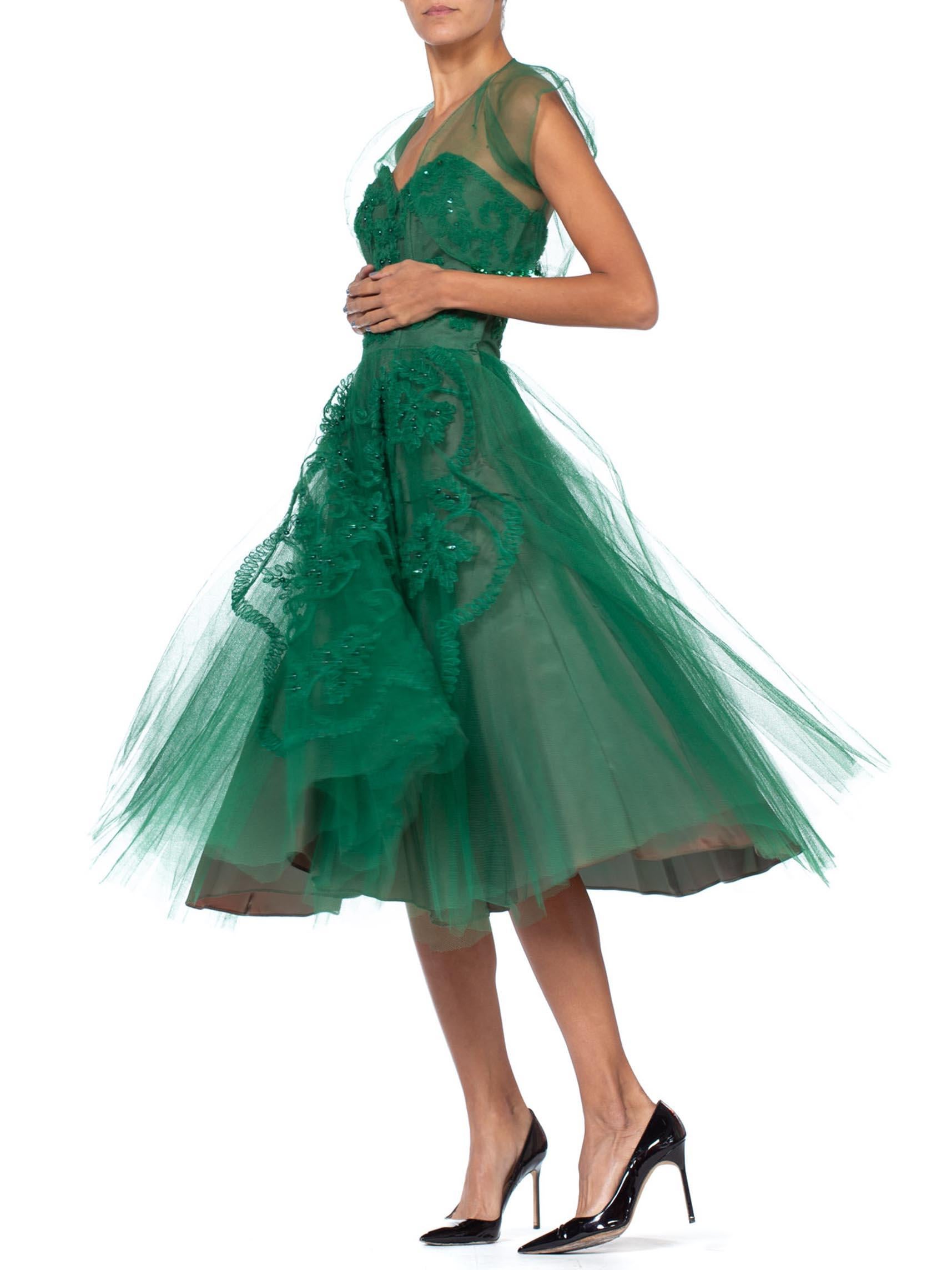 Robe de soirée sans bretelles en tulle de nylon vert émeraude des années 1950, appliquée et perlée, taille M en vente 2