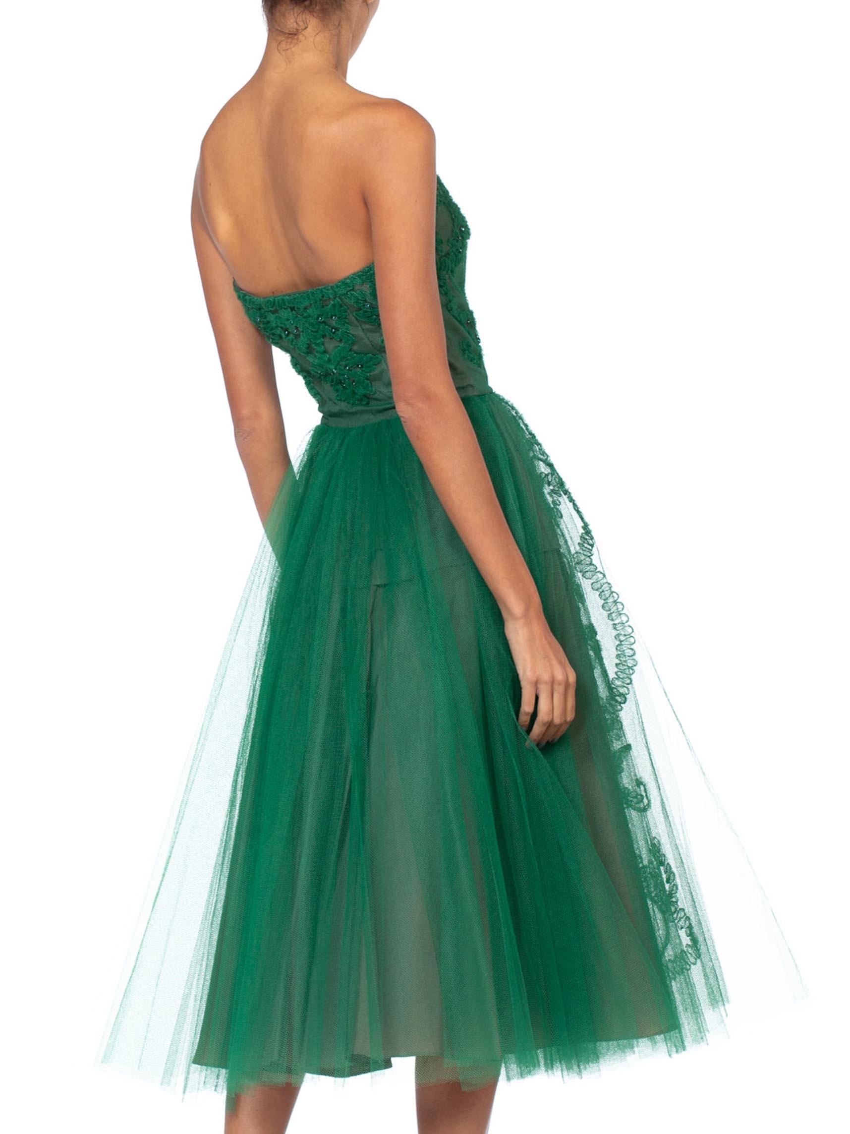 Robe de soirée sans bretelles en tulle de nylon vert émeraude des années 1950, appliquée et perlée, taille M en vente 3