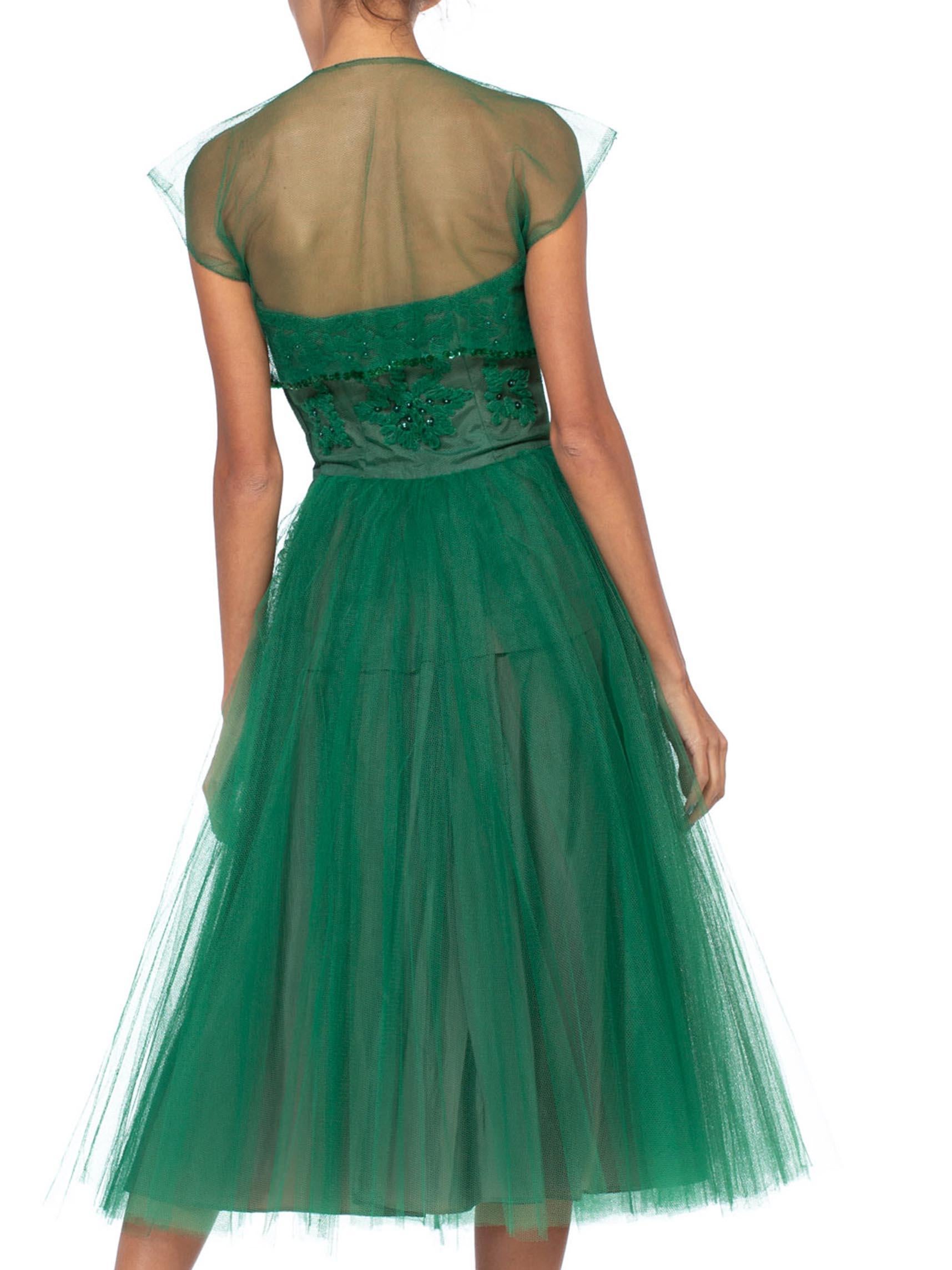 Robe de soirée sans bretelles en tulle de nylon vert émeraude des années 1950, appliquée et perlée, taille M en vente 4