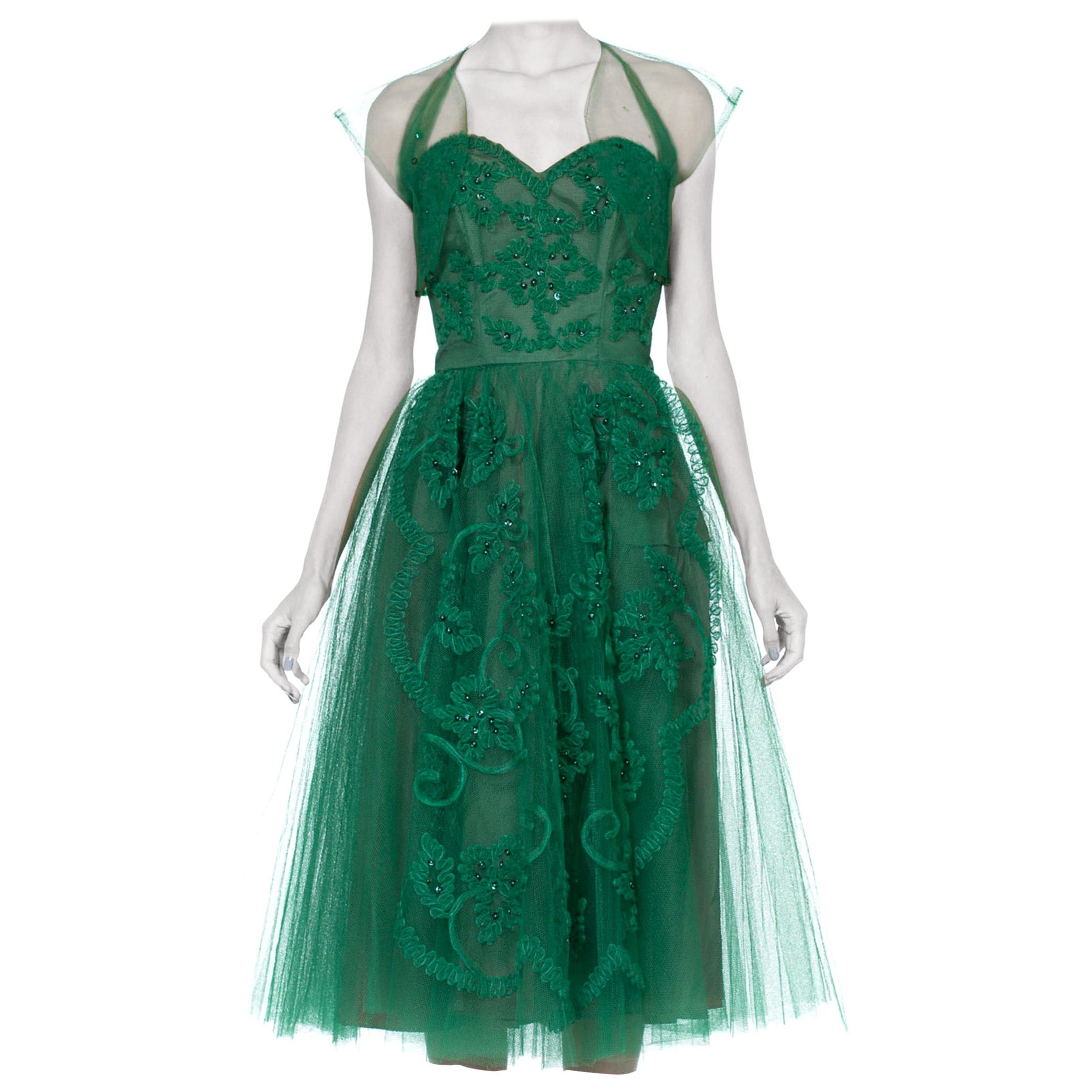 Robe de soirée sans bretelles en tulle de nylon vert émeraude des années 1950, appliquée et perlée, taille M en vente