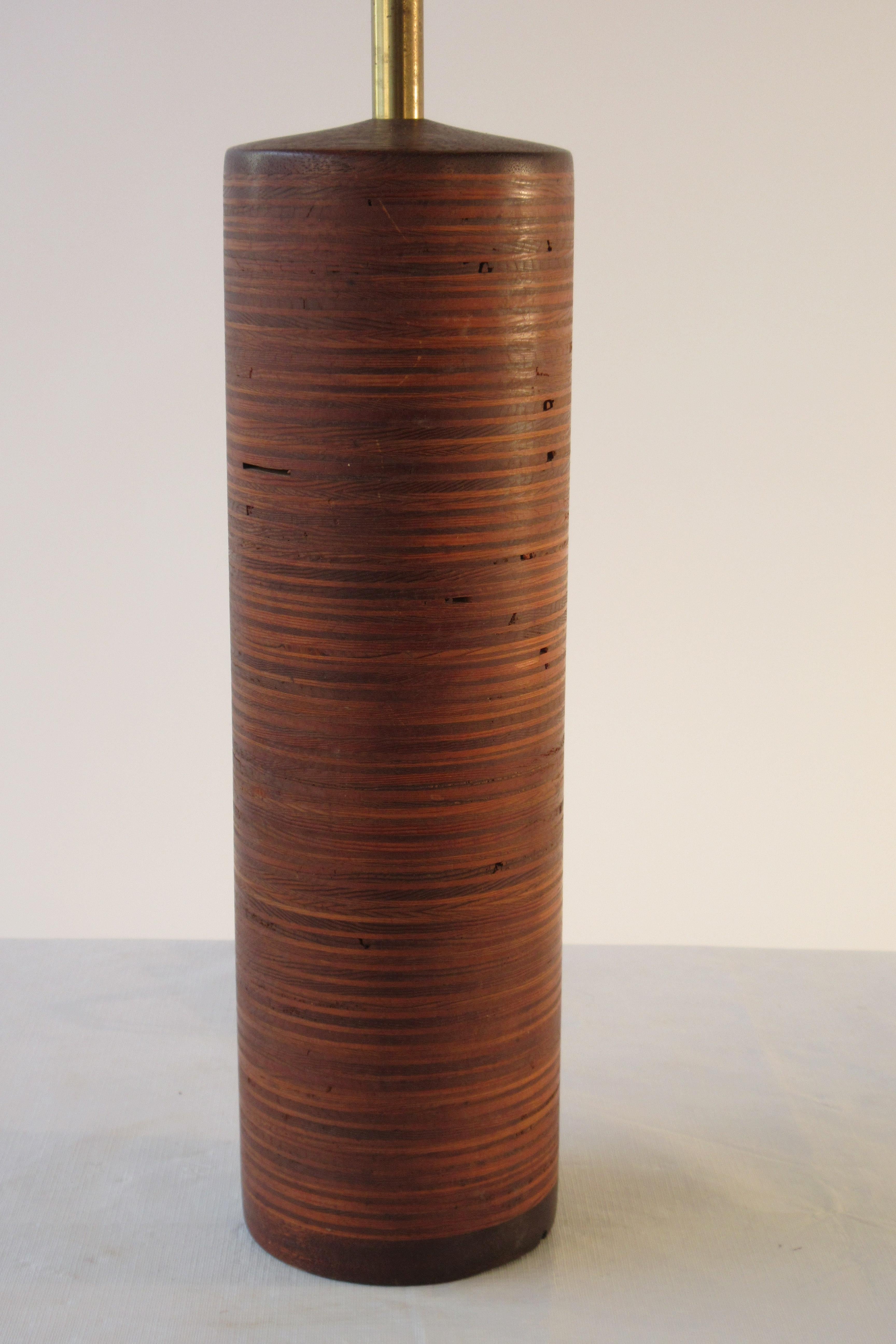 lampe cylindrique en bois rayé des années 1950. Il faut refaire le câblage.
