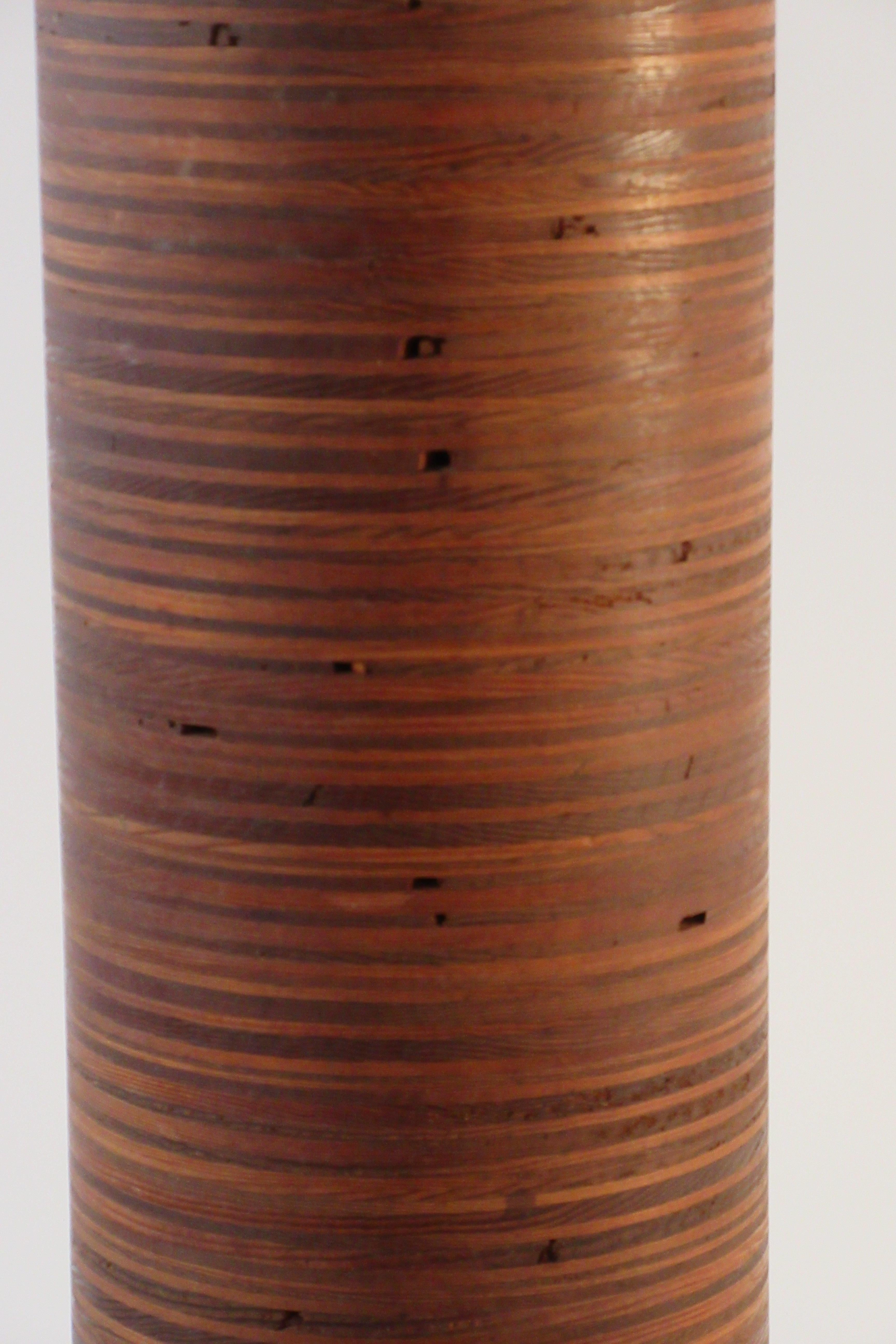 Lampe cylindrique en bois rayé des années 1950 Bon état - En vente à Tarrytown, NY