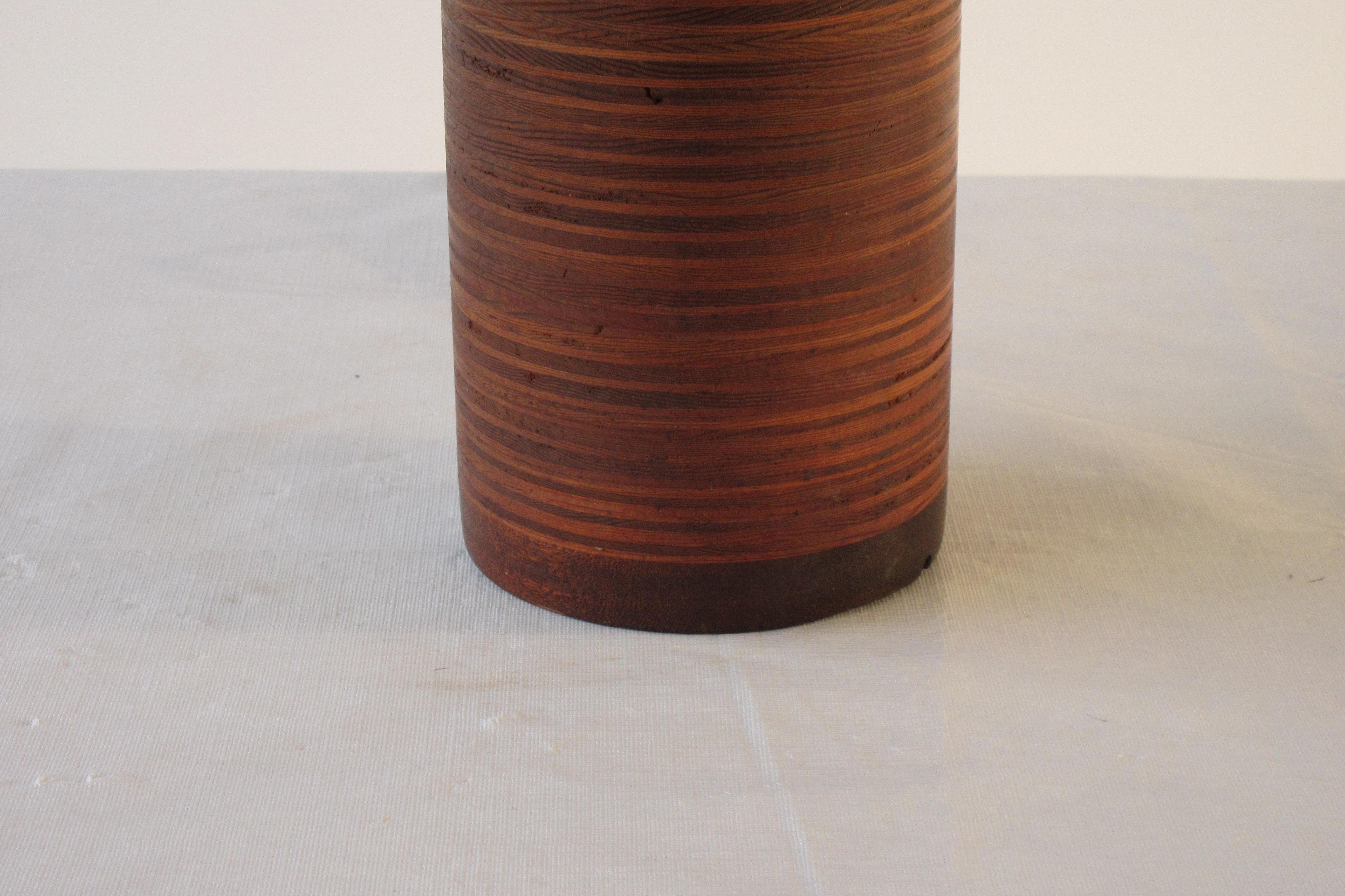 Zylindrische Lampe aus gestreiftem Holz, 1950er Jahre (Mitte des 20. Jahrhunderts) im Angebot