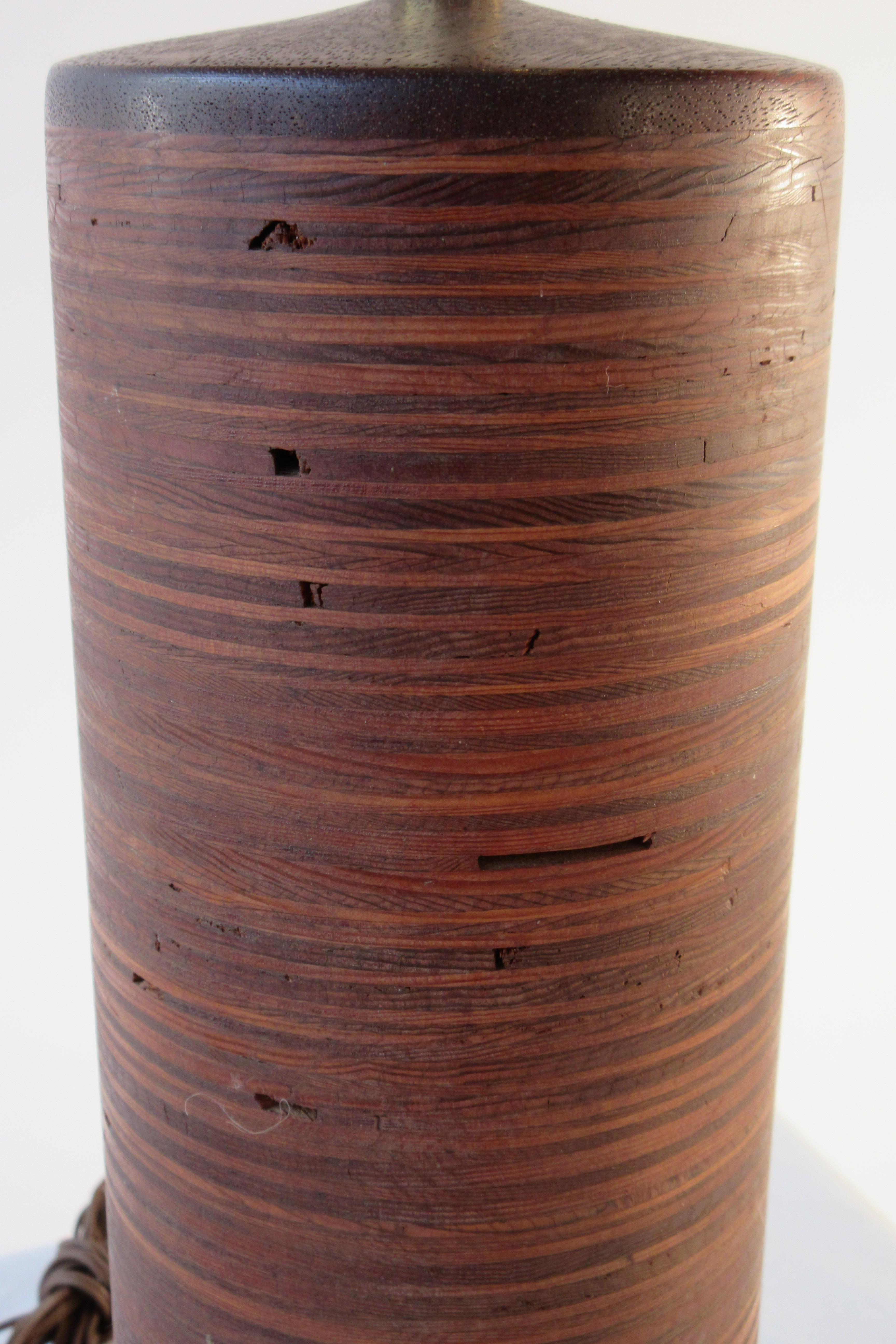 Bois Lampe cylindrique en bois rayé des années 1950 en vente