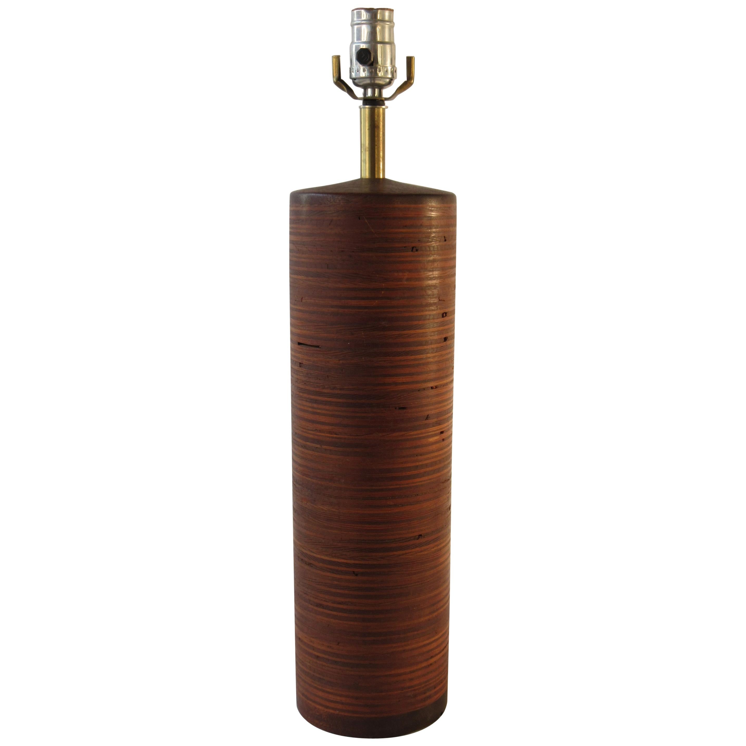 Lampe cylindrique en bois rayé des années 1950