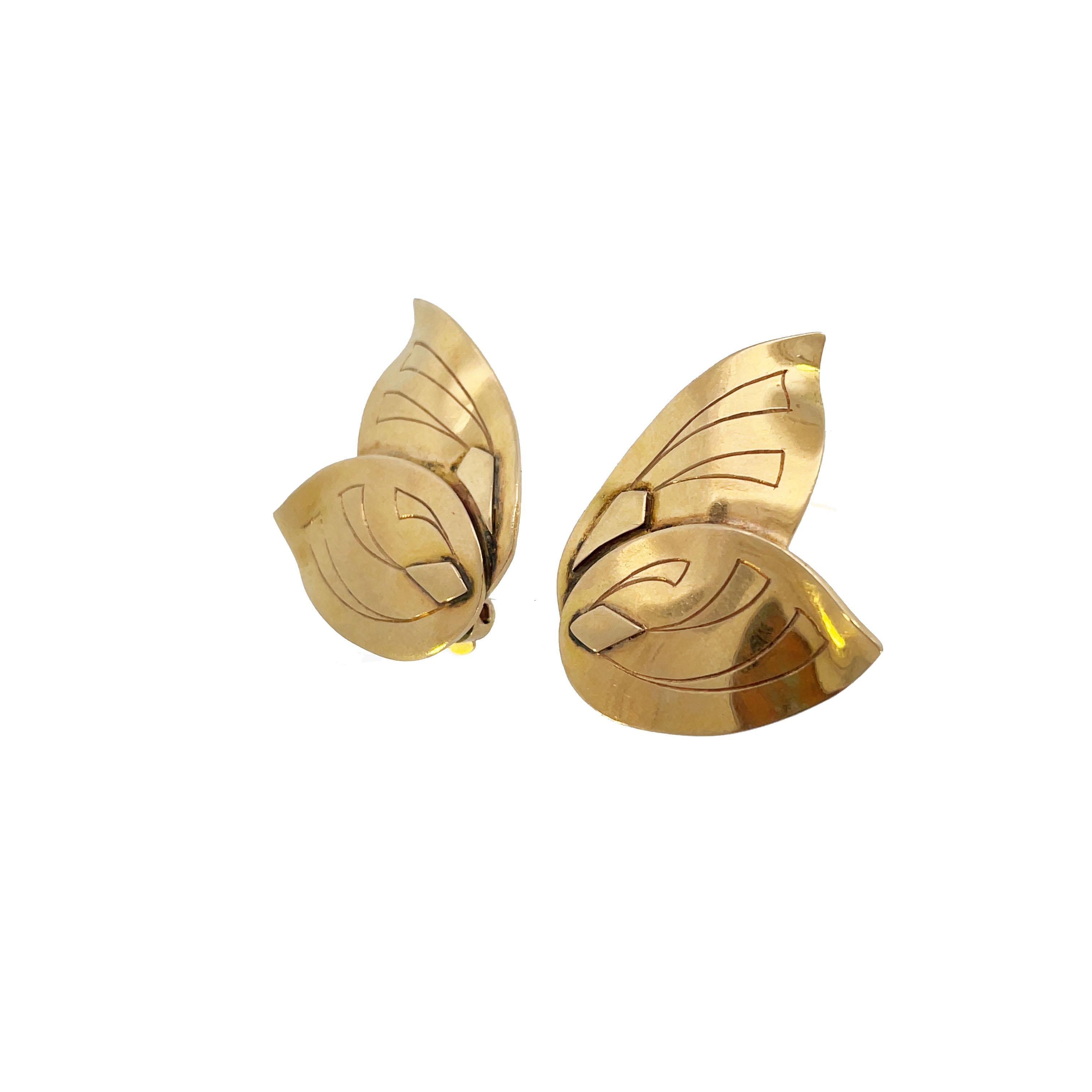1950s Studio 14K Yellow Gold Butterfly Clip On Earrings In Excellent Condition For Sale In Lexington, KY