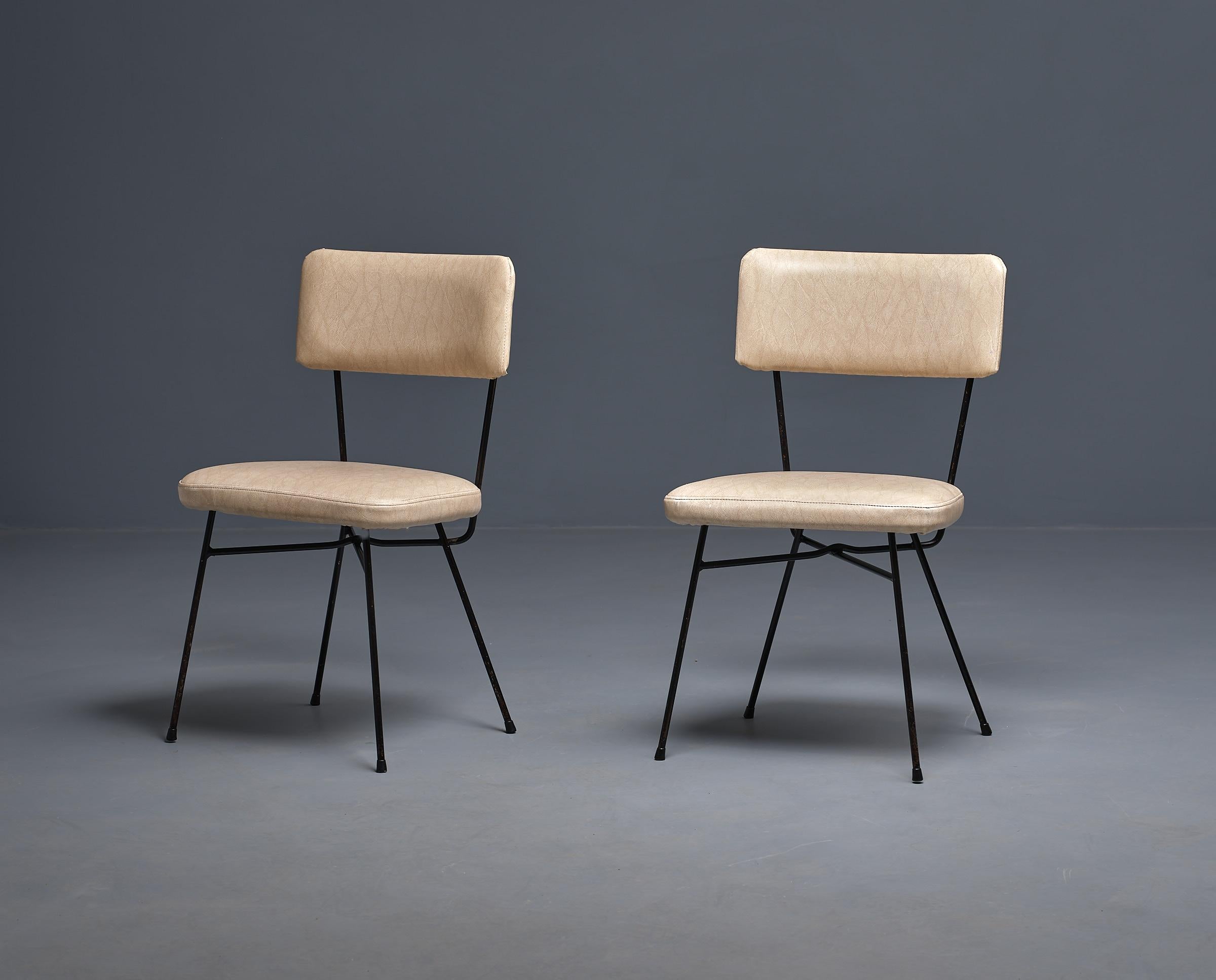 Milieu du XXe siècle Chaises Studio BBPR des années 1950 pour Arflex avec structure en fer noir et skaï blanc en vente
