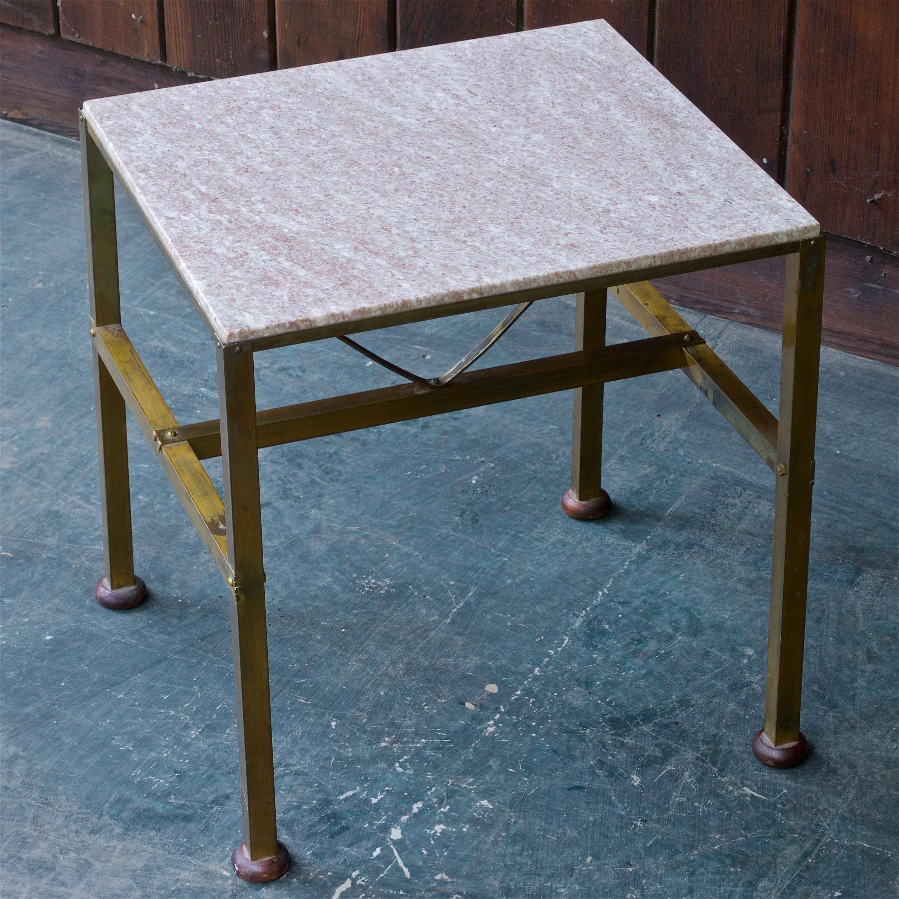 Mid-Century Modern Table en pierre et support à plantes Studio Craft en laiton mi-siècle moderne de style cabine, années 1950 en vente