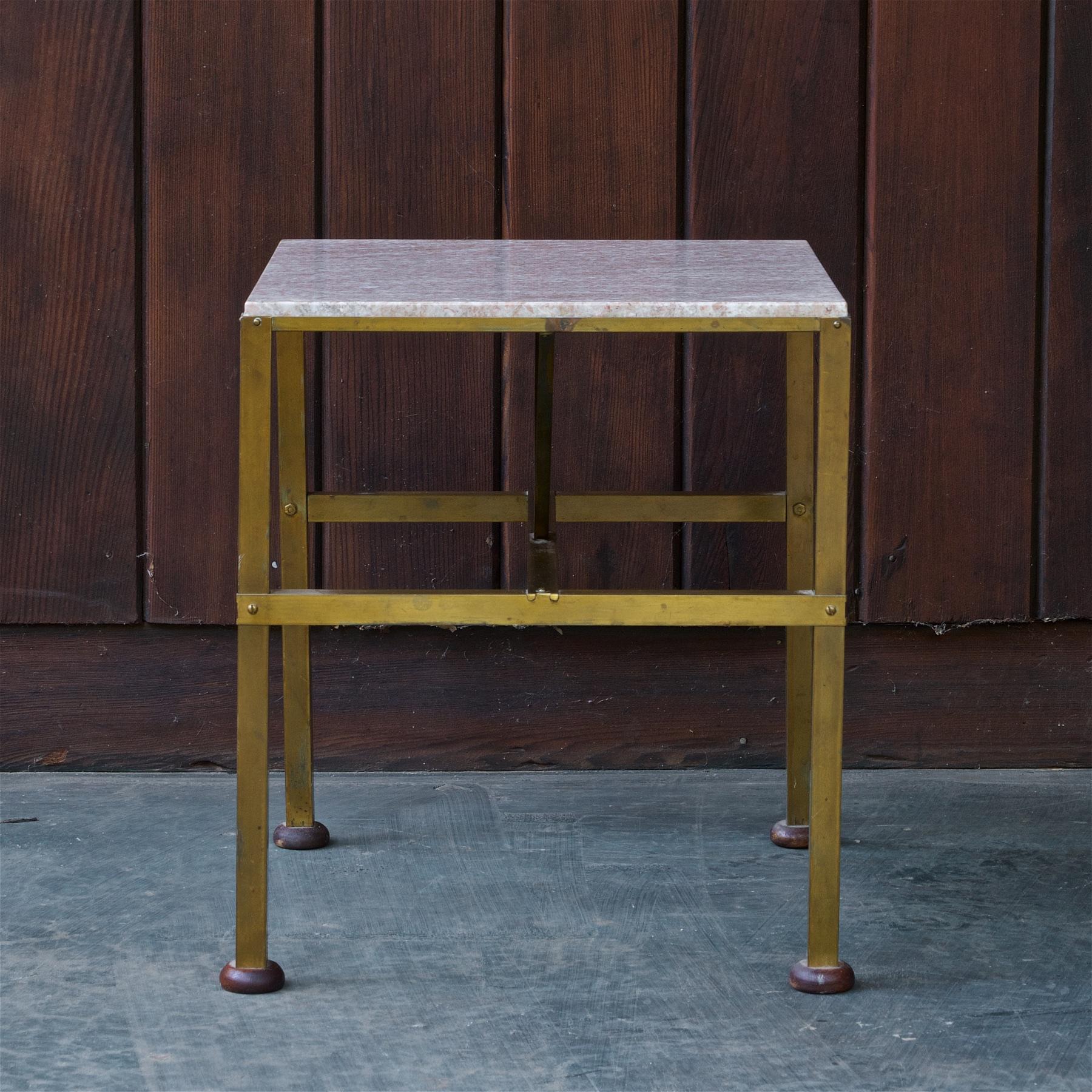 Fait main Table en pierre et support à plantes Studio Craft en laiton mi-siècle moderne de style cabine, années 1950 en vente