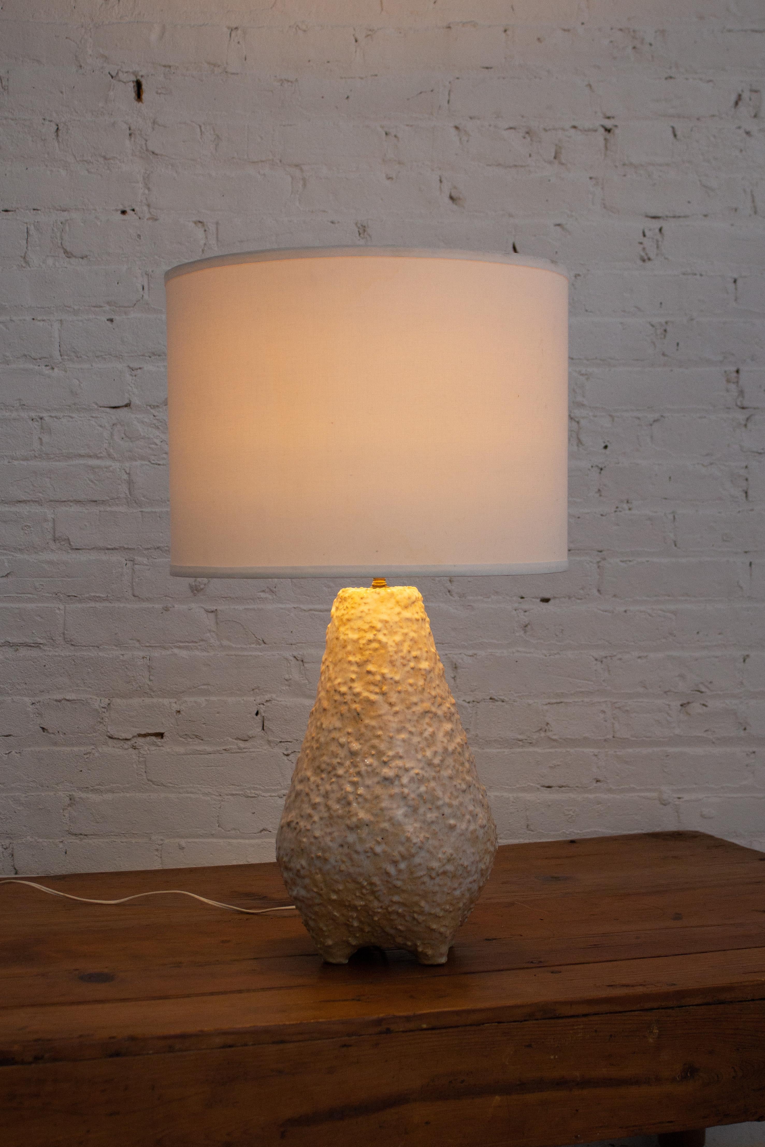 Américain Lampe en céramique texturée fabriquée en studio dans les années 1950 en vente