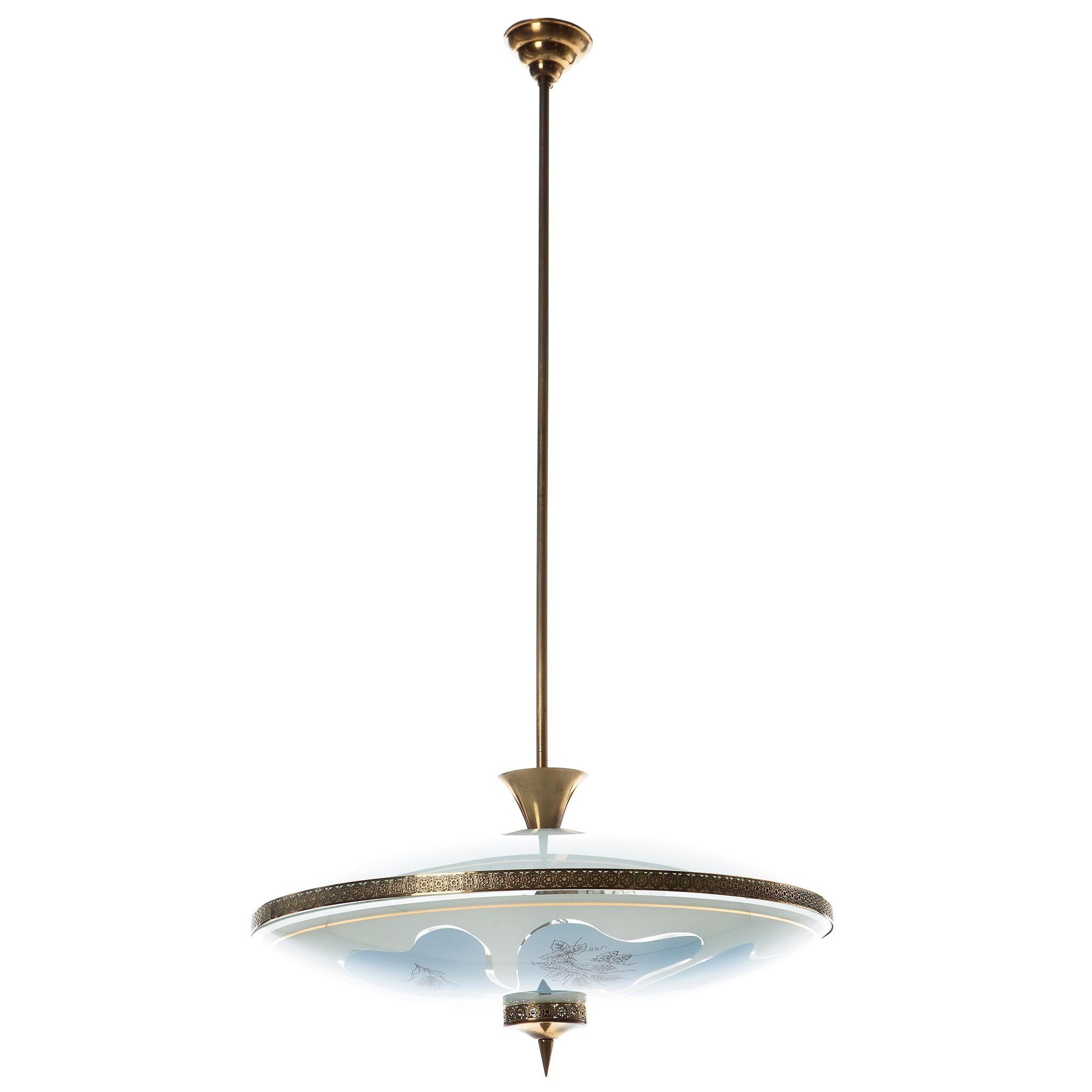 Cette pièce élégante se compose d'un cadre en laiton et de 2 réflecteurs/soupirs uniques en verre dépoli et satiné. 
Le réflecteur inférieur en verre rond et incurvé, orné de 6 motifs de récolte de grains et d'un anneau de couleur or, est monté sous