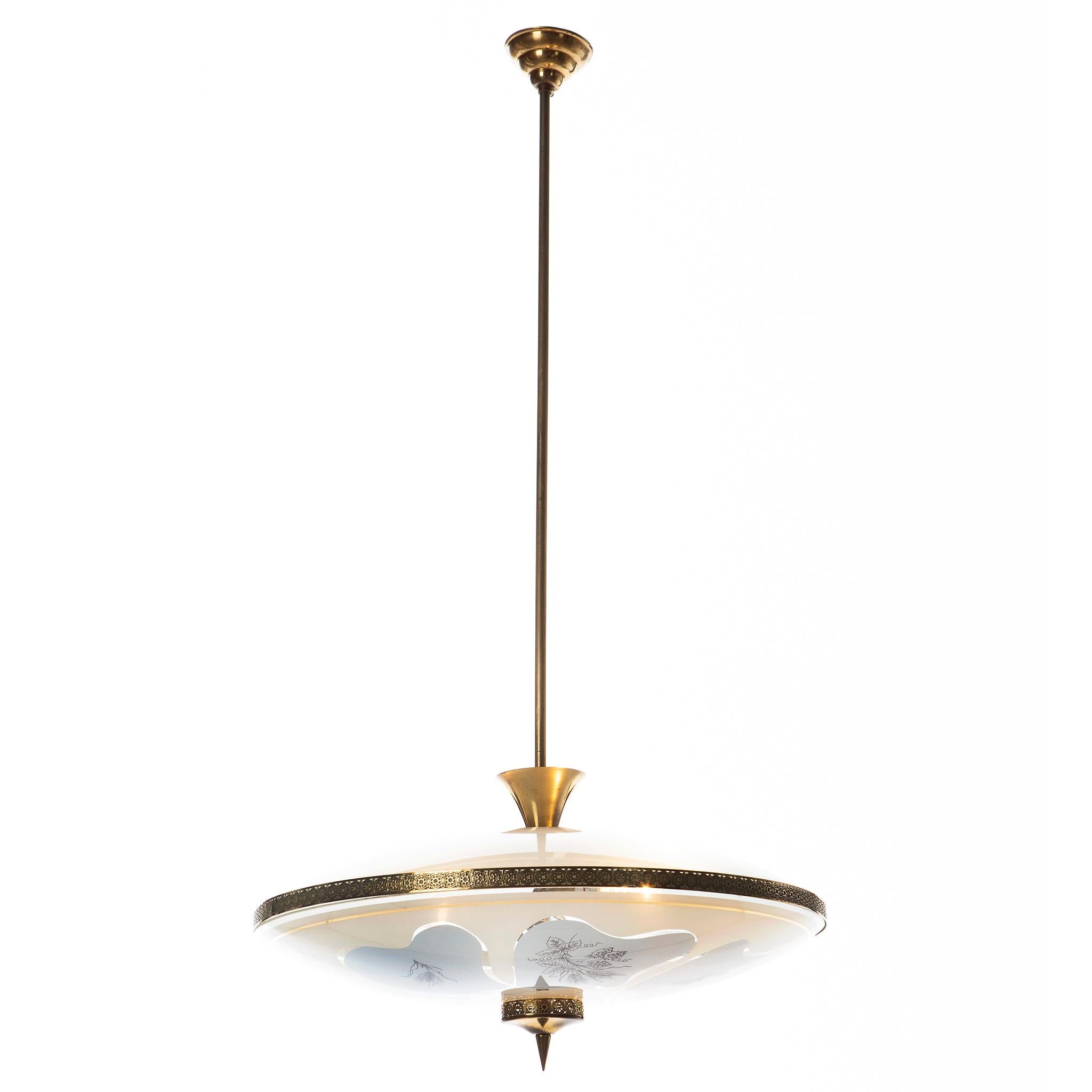 Mid-Century Modern Superbe pendentif en laiton et verre coloré des années 1950 dans le style de Pietro Chiesa en vente