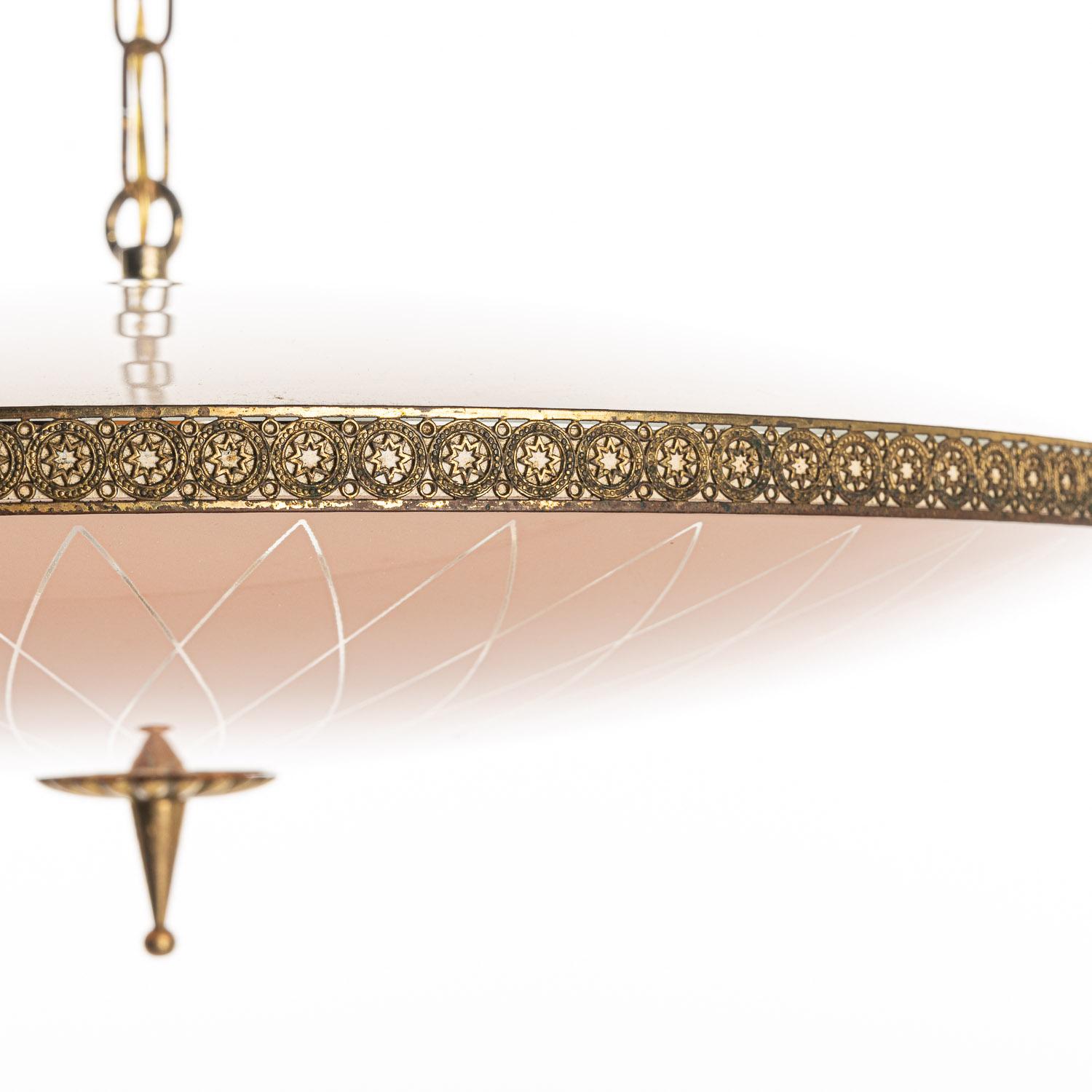 italien Superbe pendentif en laiton et verre des années 1950 dans le style de Pietro Chiesa en vente