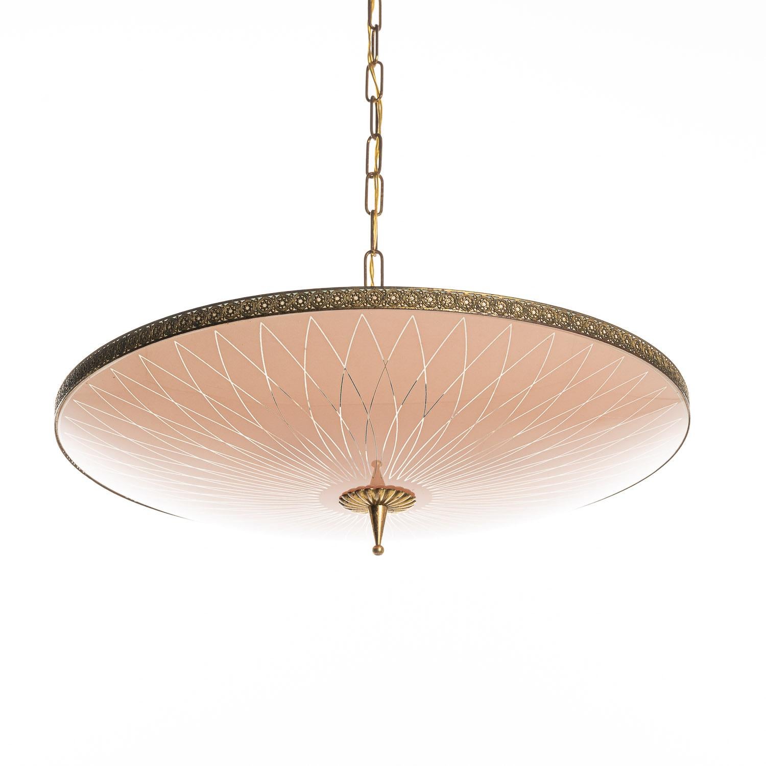 Superbe pendentif en laiton et verre des années 1950 dans le style de Pietro Chiesa en vente 2