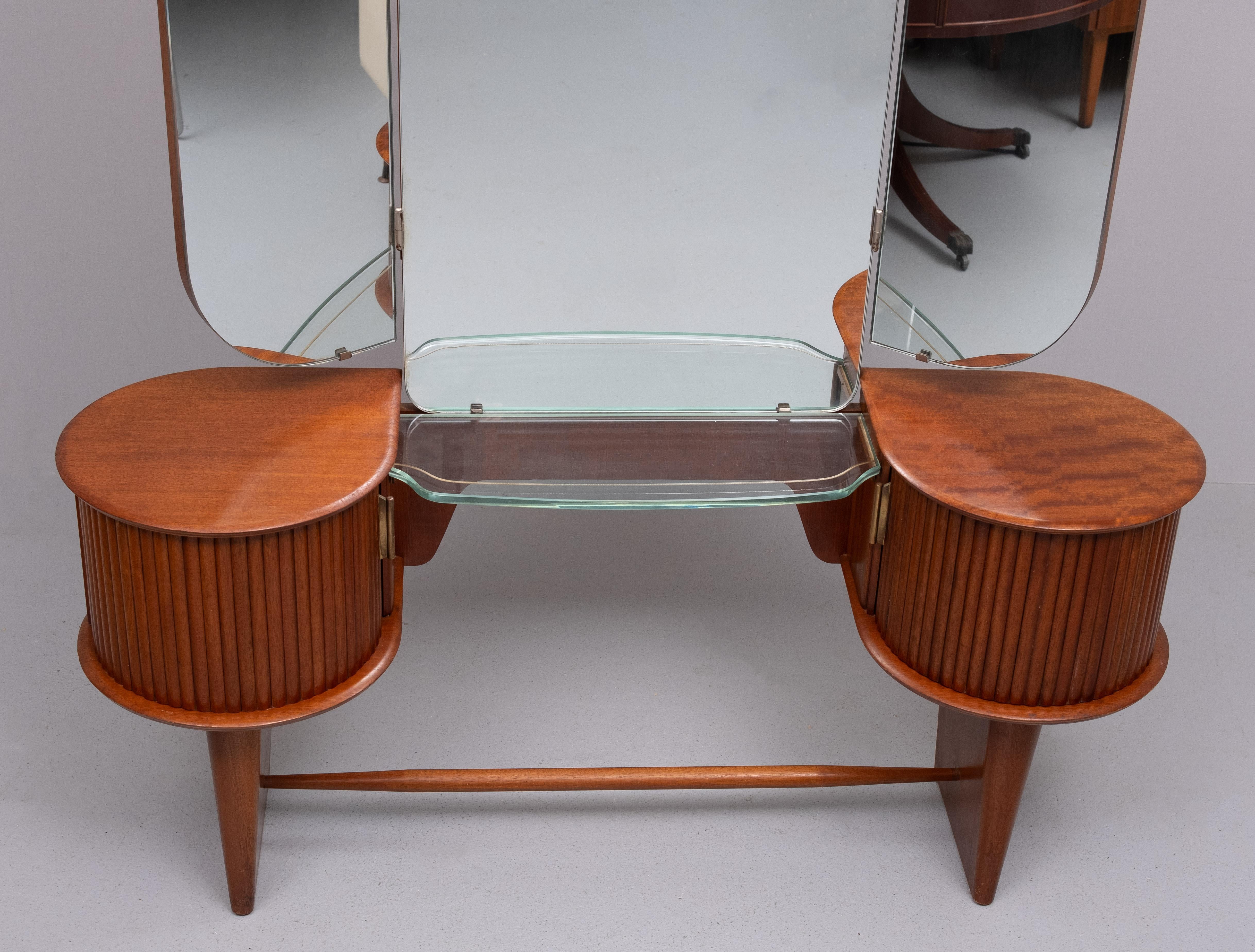 1950s  Stunning curved Vanity and matching Stool In Good Condition In Den Haag, NL