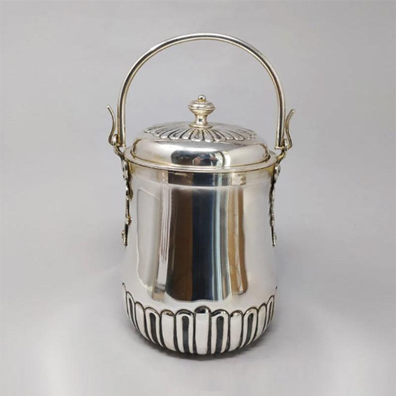 1950er Jahre Eleganter und prächtiger Eiskübel aus der Mitte des Jahrhunderts von Aldo Tura für Macabo. Hergestellt in Italien.
Dimension:
Durchmesser 5,11 x 7,87 Höhe Zoll
Durchmesser 13 x cm 20.