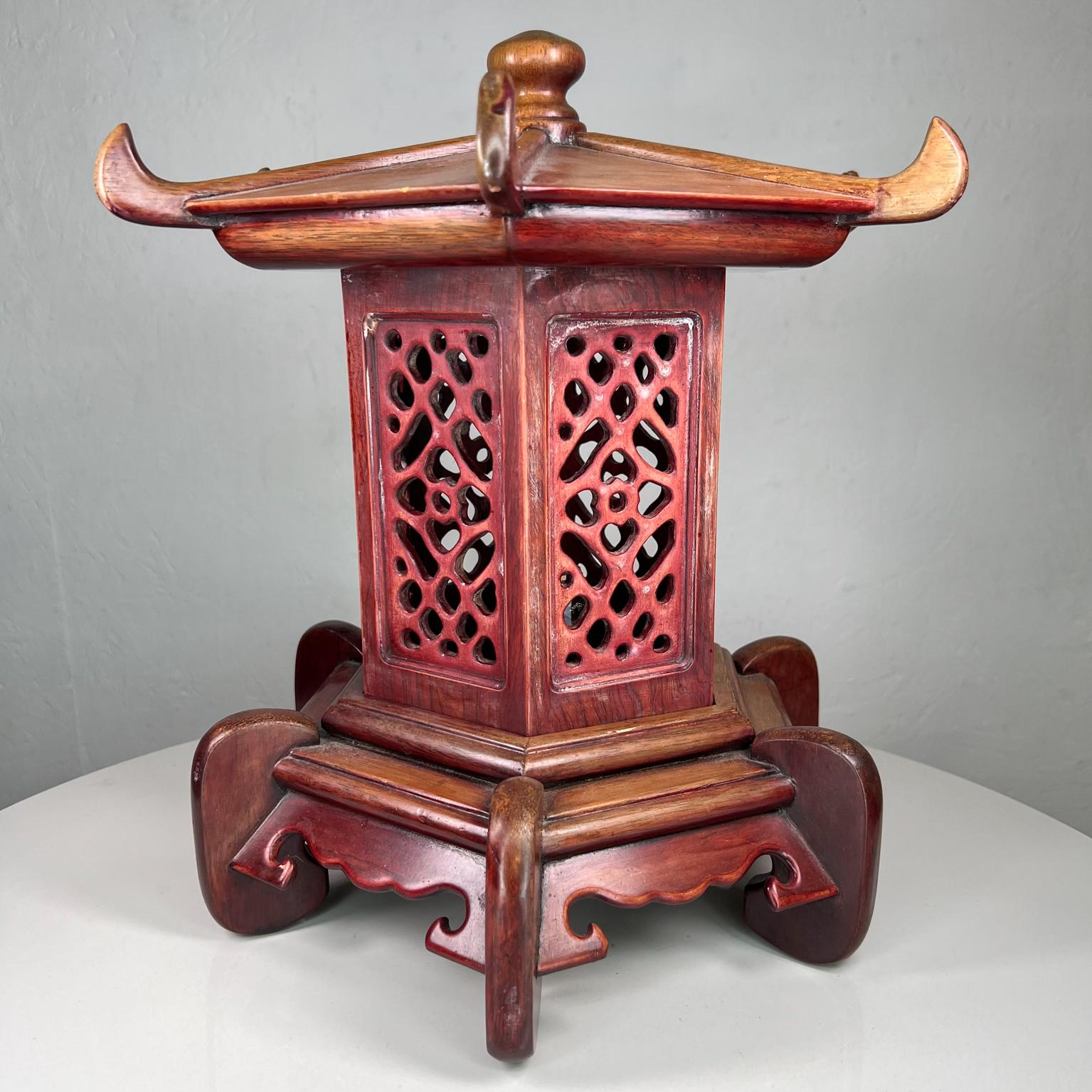 Superbe lampe de bureau pagode vintage en bois artisanal complexe des années 1950 en vente 4