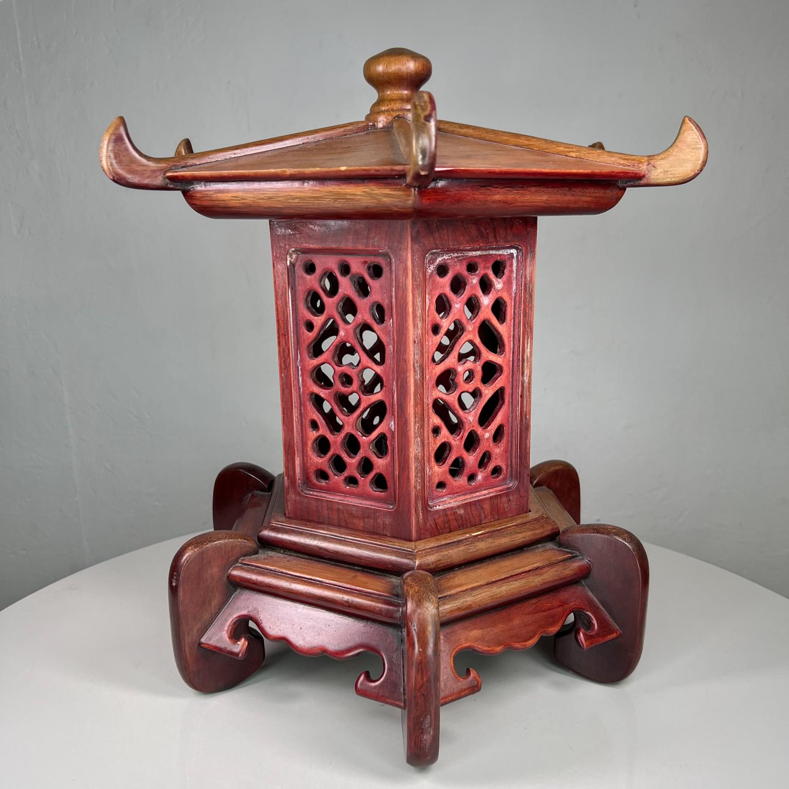 Superbe lampe de bureau pagode vintage en bois artisanal complexe des années 1950 en vente 6