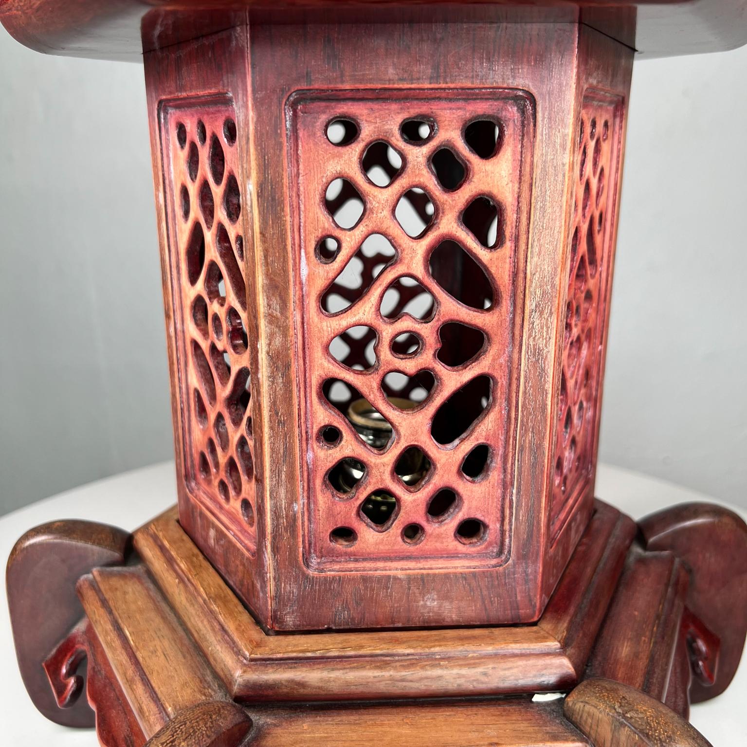 Superbe lampe de bureau pagode vintage en bois artisanal complexe des années 1950 en vente 8