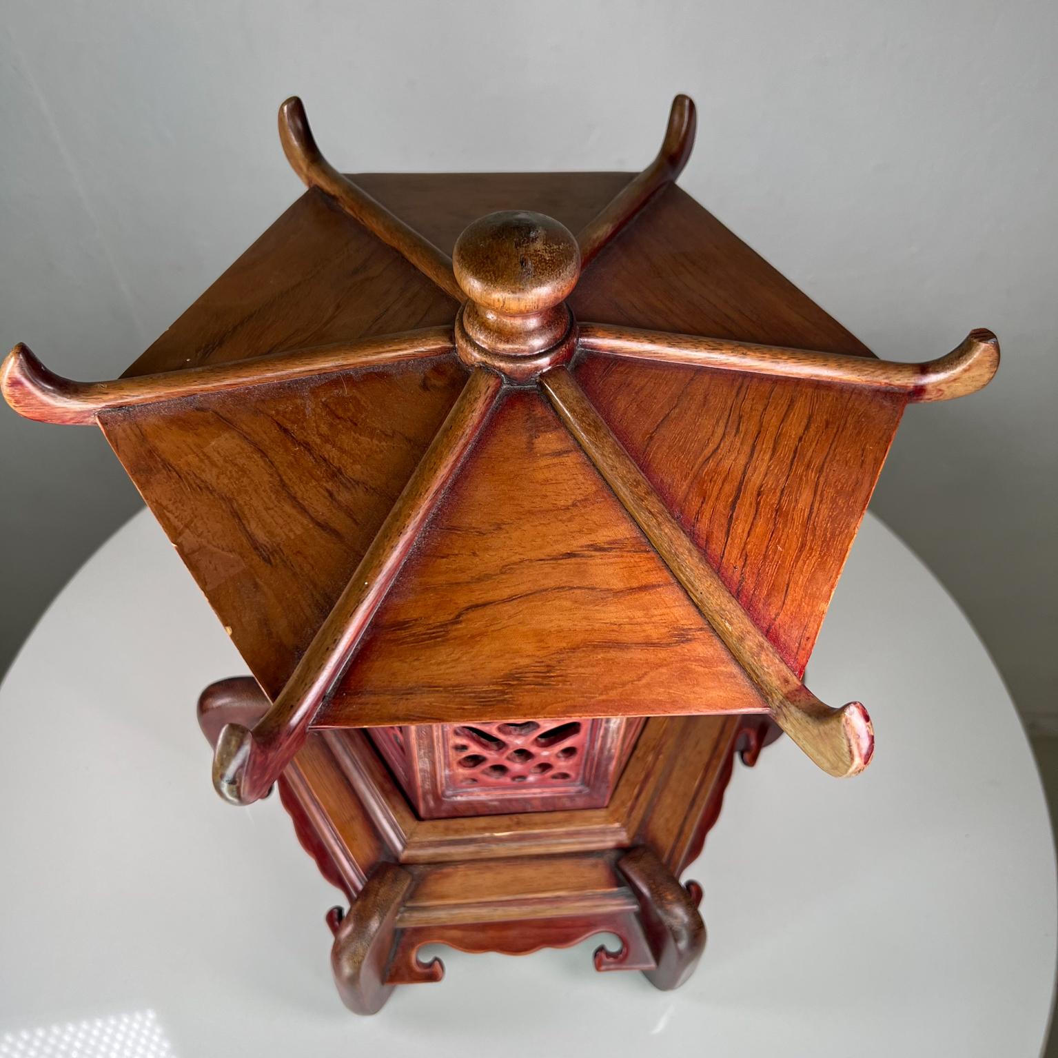 Superbe lampe de bureau pagode vintage en bois artisanal complexe des années 1950 en vente 11