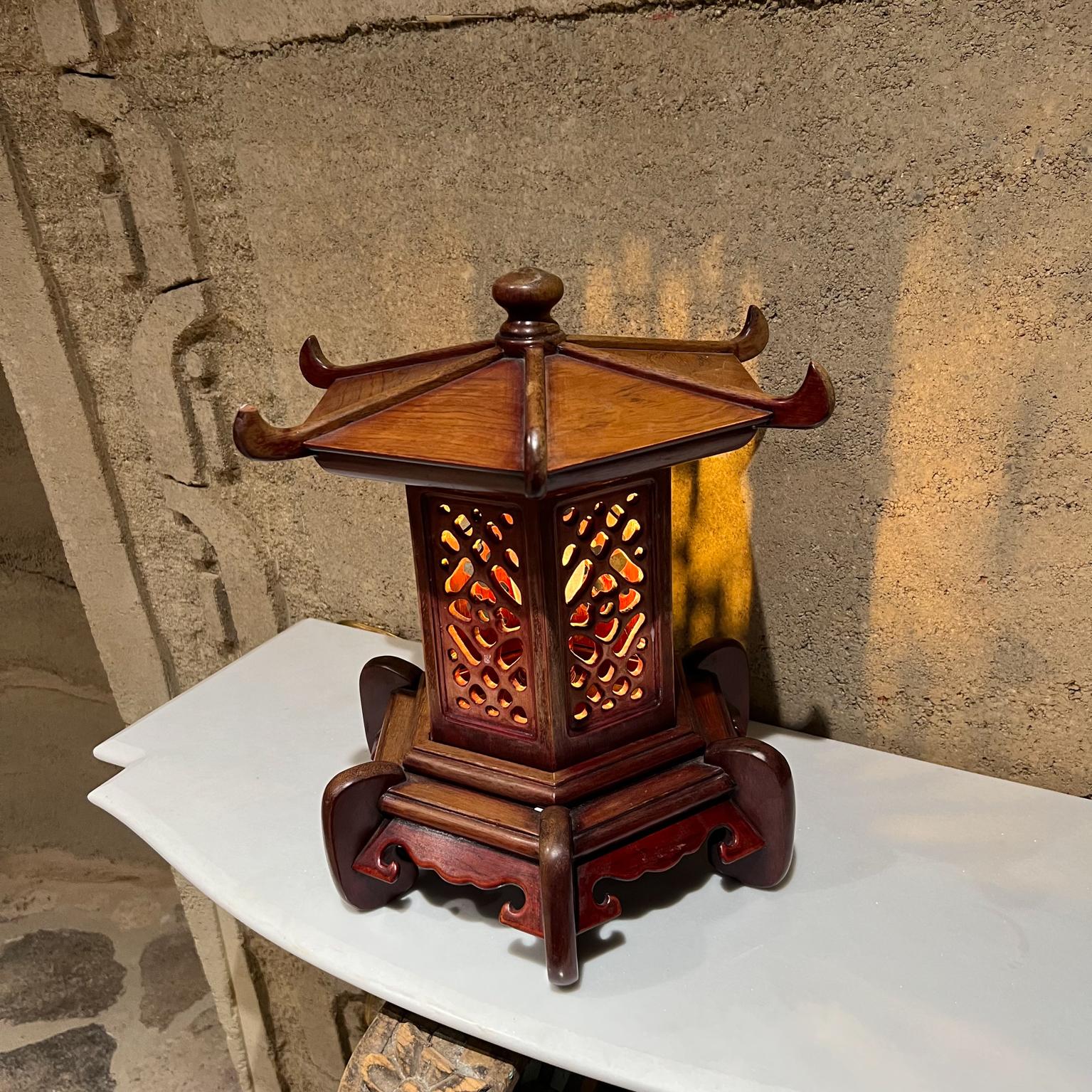 Mid-Century Modern Superbe lampe de bureau pagode vintage en bois artisanal complexe des années 1950 en vente