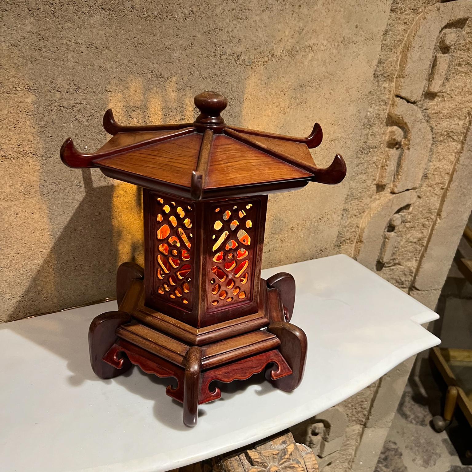 Superbe lampe de bureau pagode vintage en bois artisanal complexe des années 1950 en vente 1