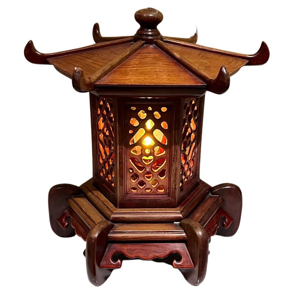 Superbe lampe de bureau pagode vintage en bois artisanal complexe des années 1950 en vente