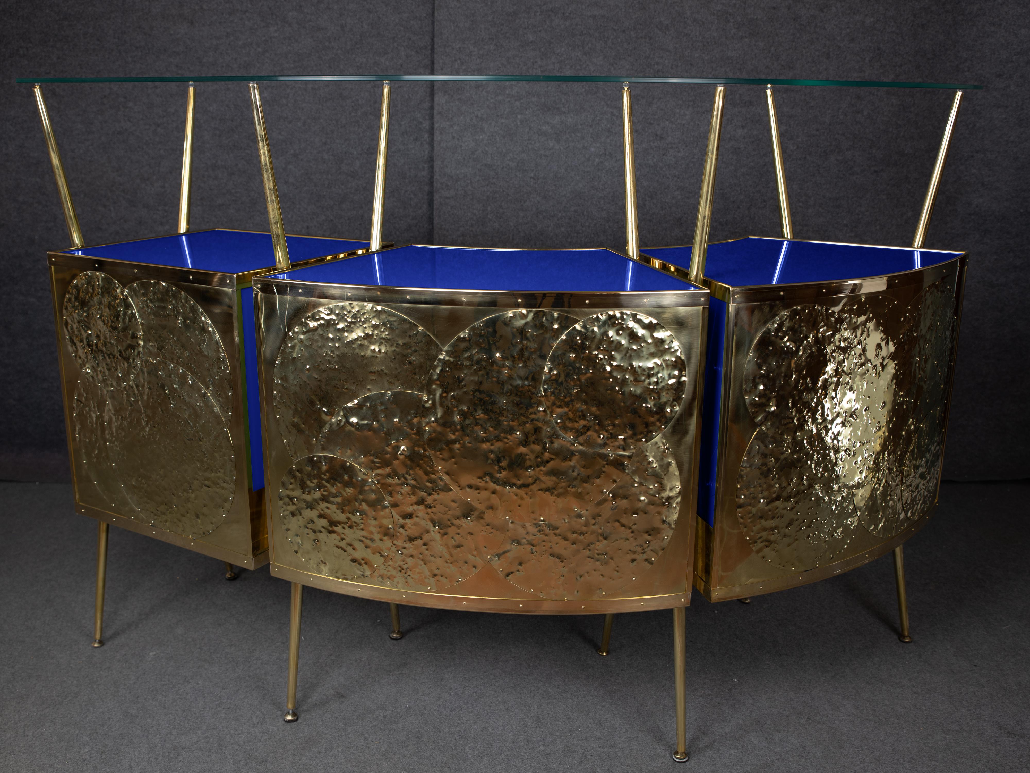 Diese italienische Bar im Stil der 1950er Jahre von Justfurnituress verkörpert mit einer Mischung aus dampfgebogenem Holz, poliertem Messing und schönem blauen Muranoglas die Eleganz der Jahrhundertmitte. 

Das geschwungene Design erinnert an die