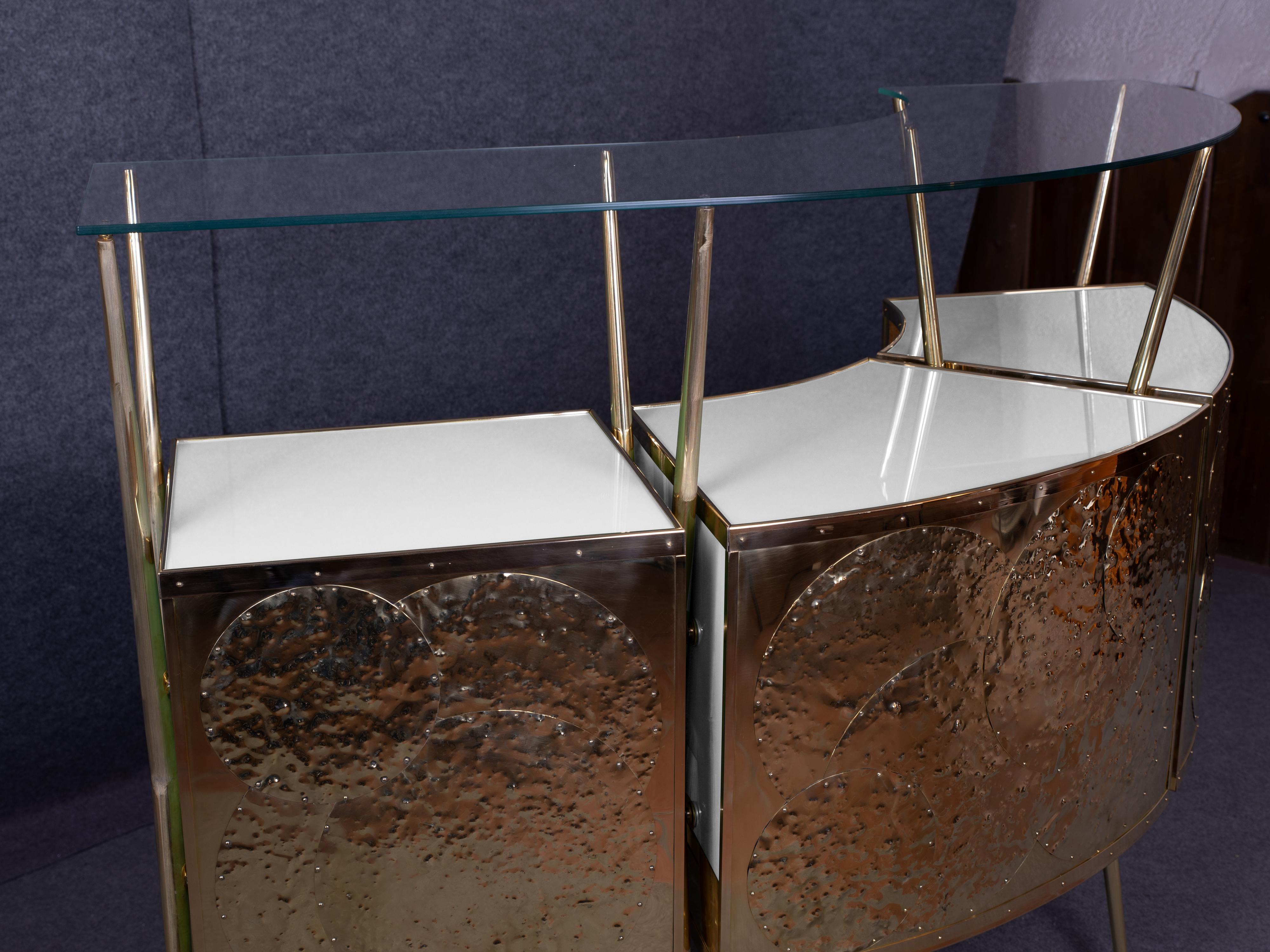 Elevate Your Style with This 1950s Italian Dry Bar in White Murano Glass & Brass In New Condition For Sale In Guazzora, IT