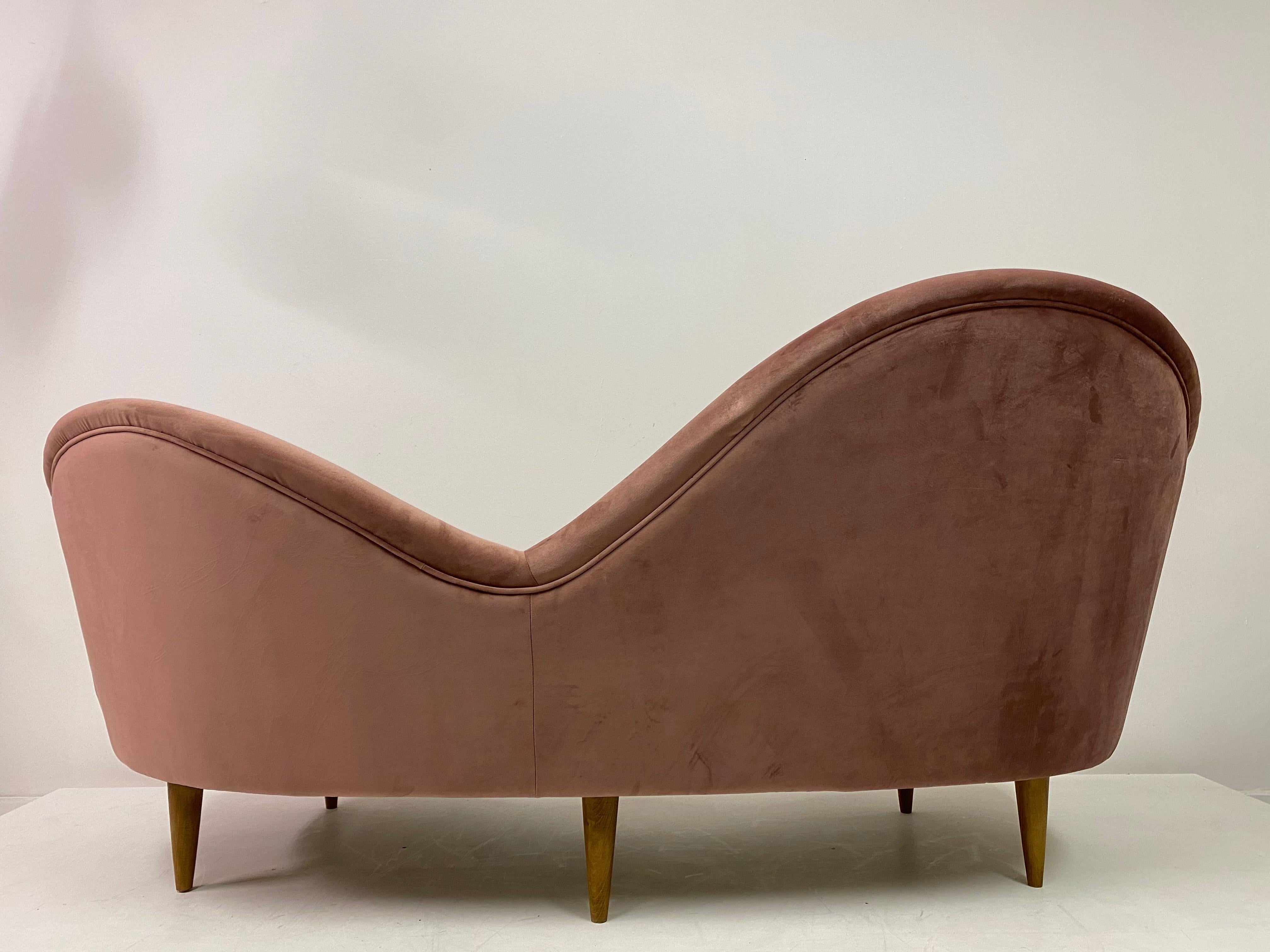 1950s Style Italian Sofa in Soft Pink Velvet For Sale 4