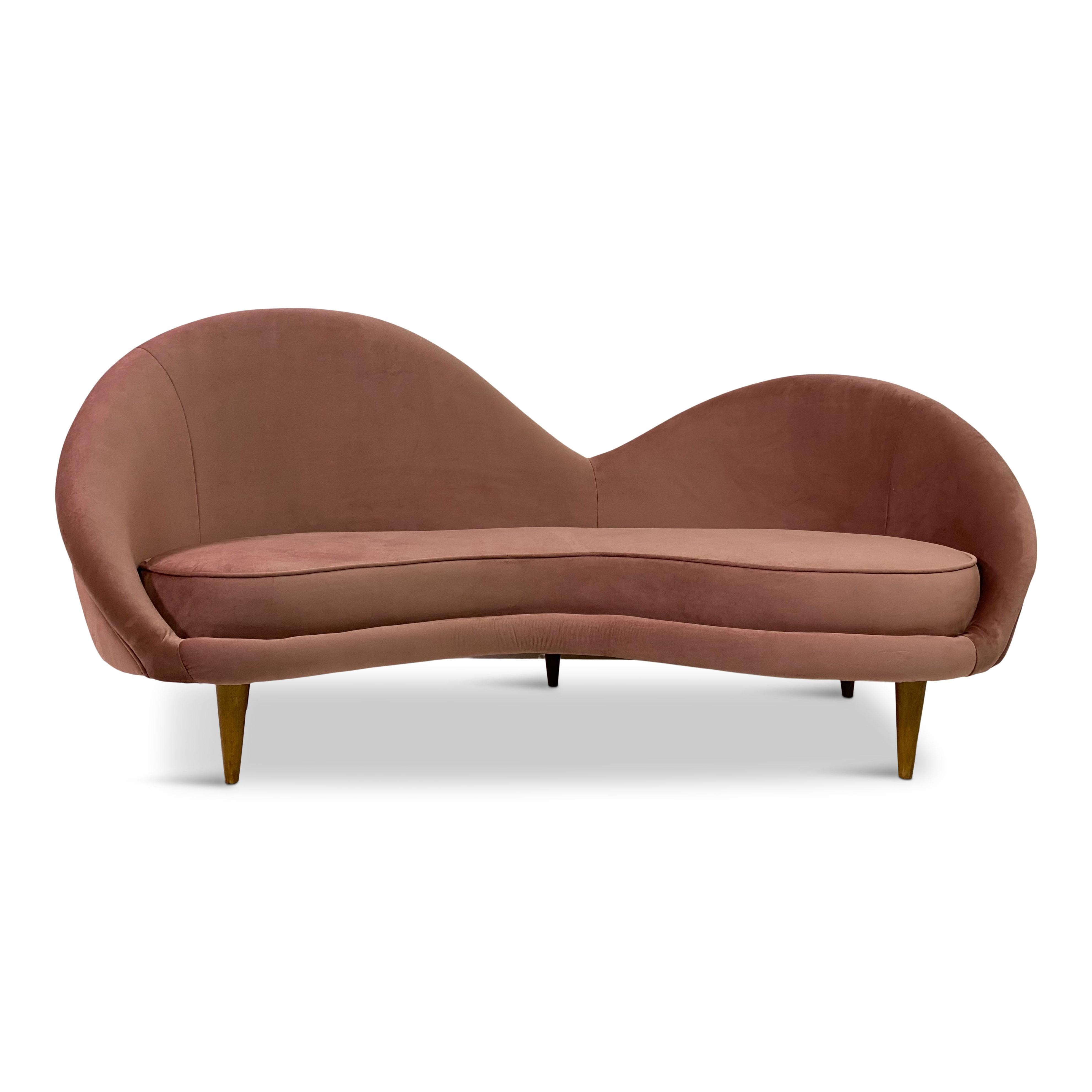 1950s Style Italian Sofa in Soft Pink Velvet For Sale 6