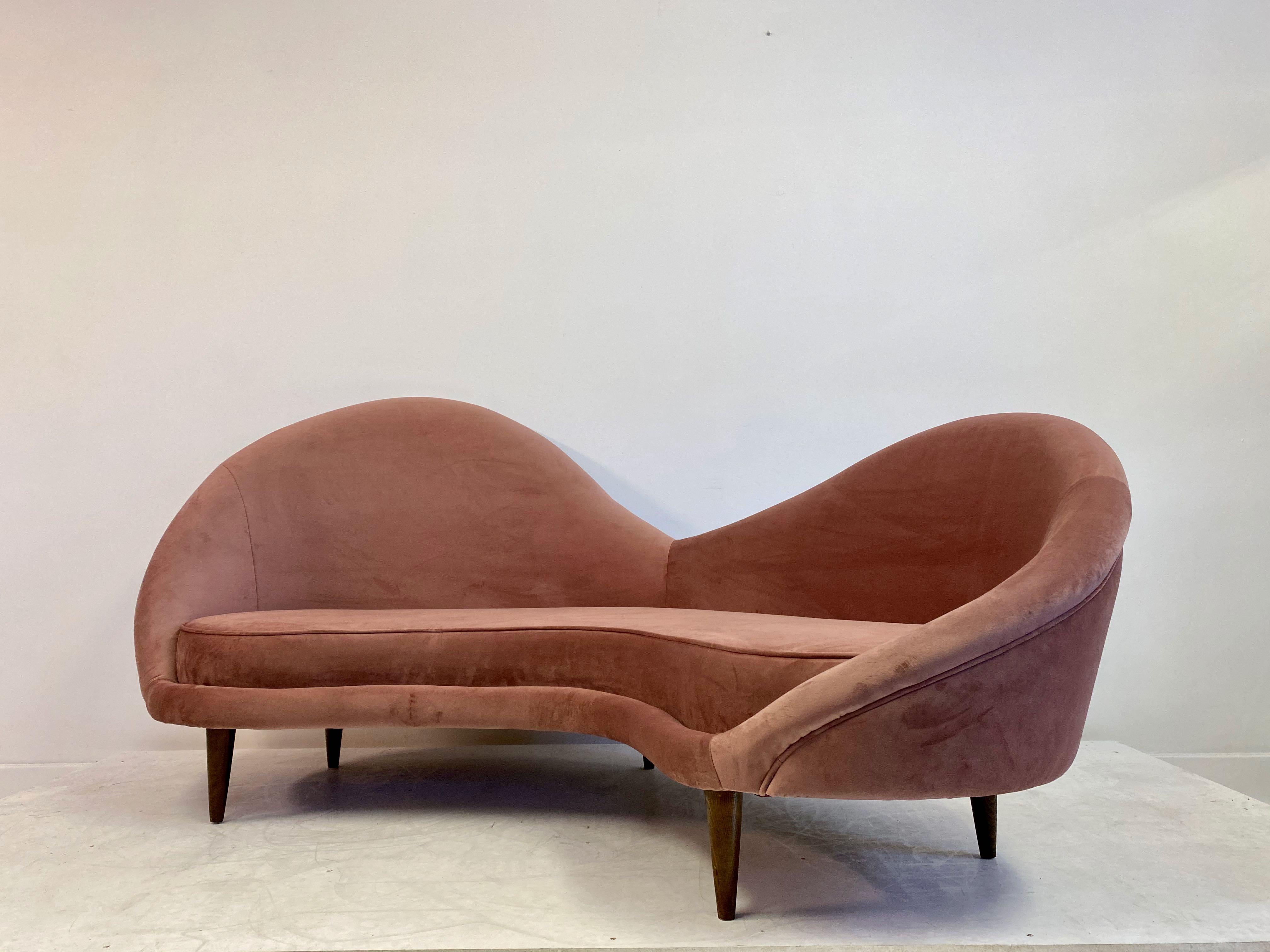 1950s Style Italian Sofa in Soft Pink Velvet In New Condition In London, London