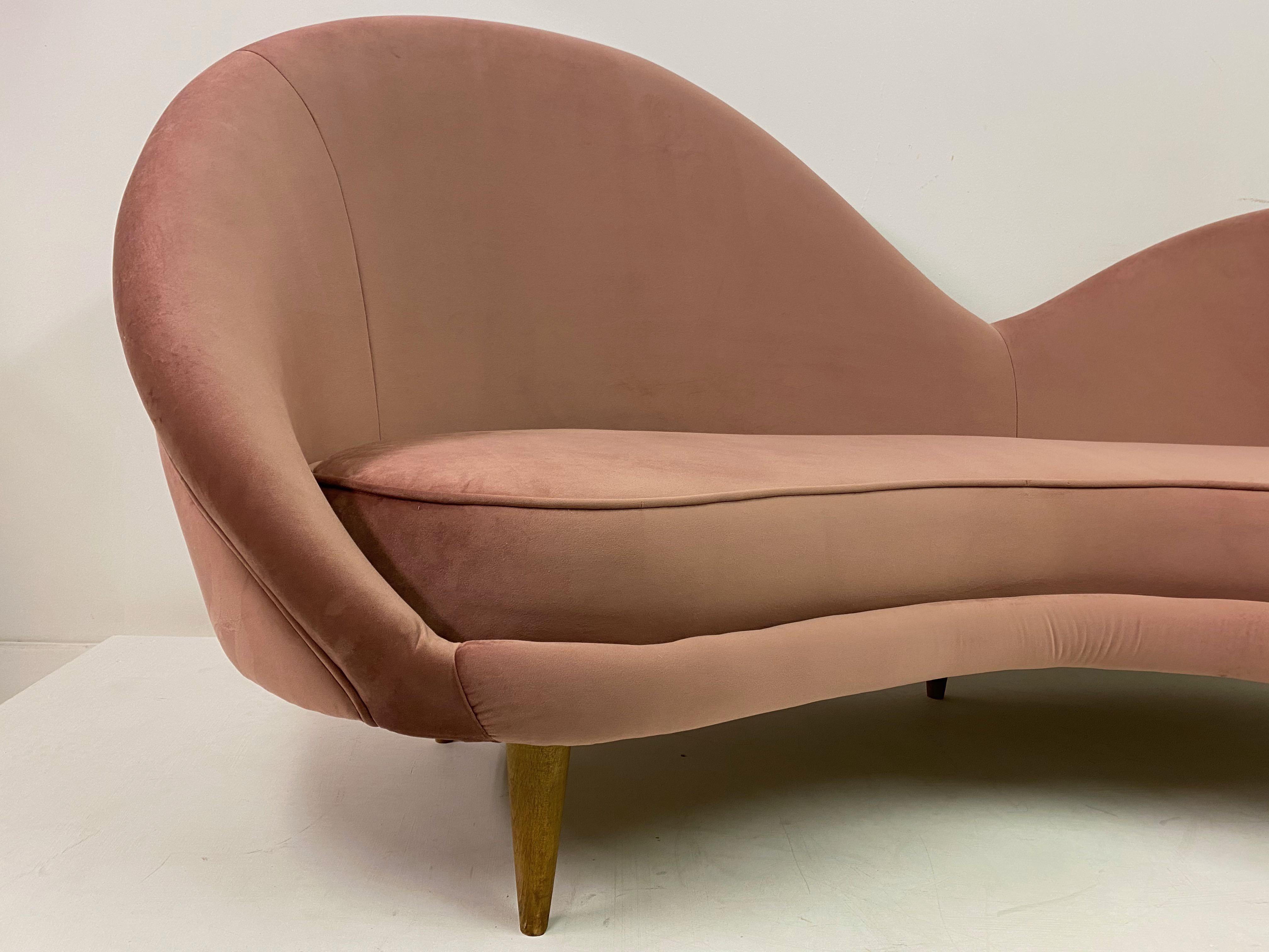 1950s Style Italian Sofa in Soft Pink Velvet In New Condition For Sale In London, London