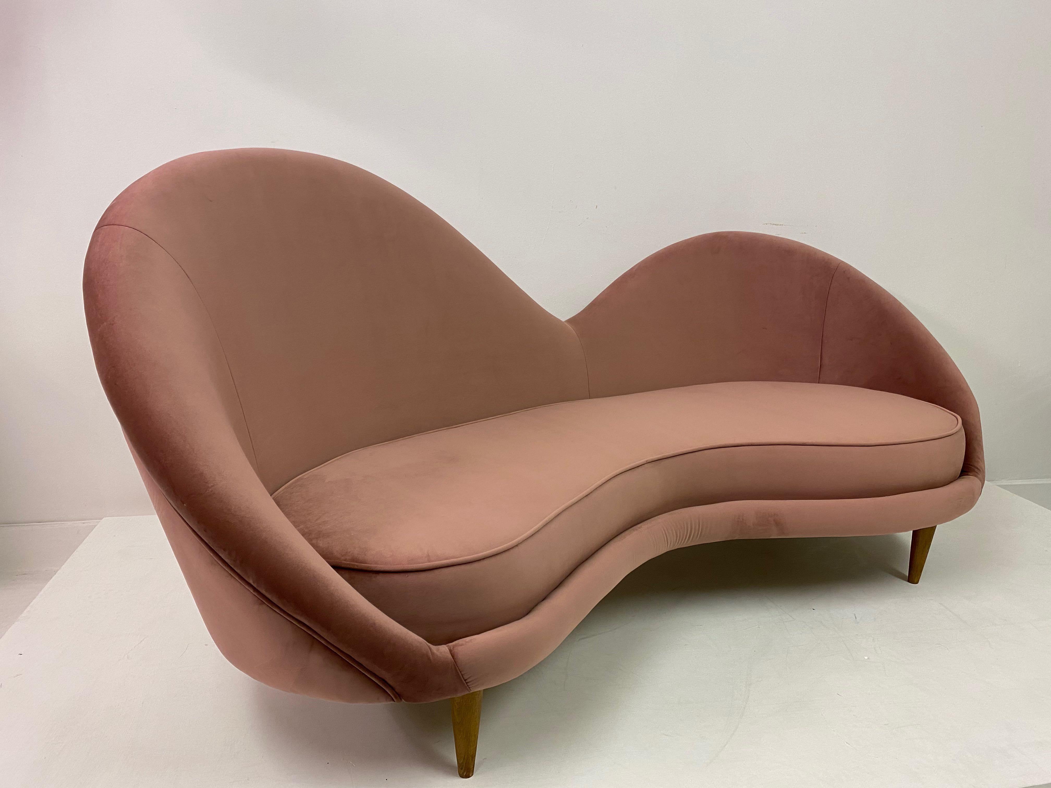 1950s Style Italian Sofa in Soft Pink Velvet For Sale 1