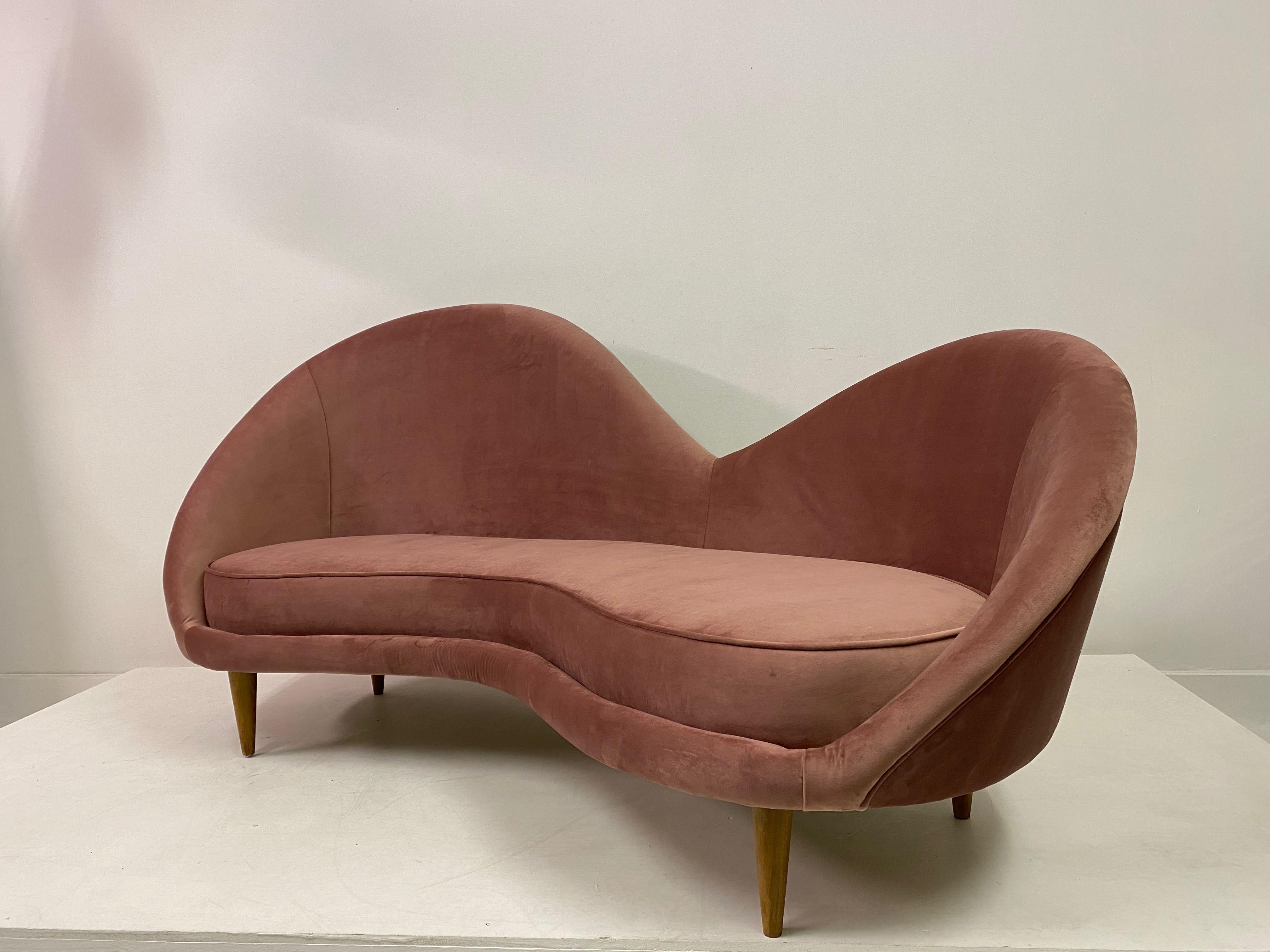 Sofá italiano estilo años 50 en suave terciopelo rosa en venta 1