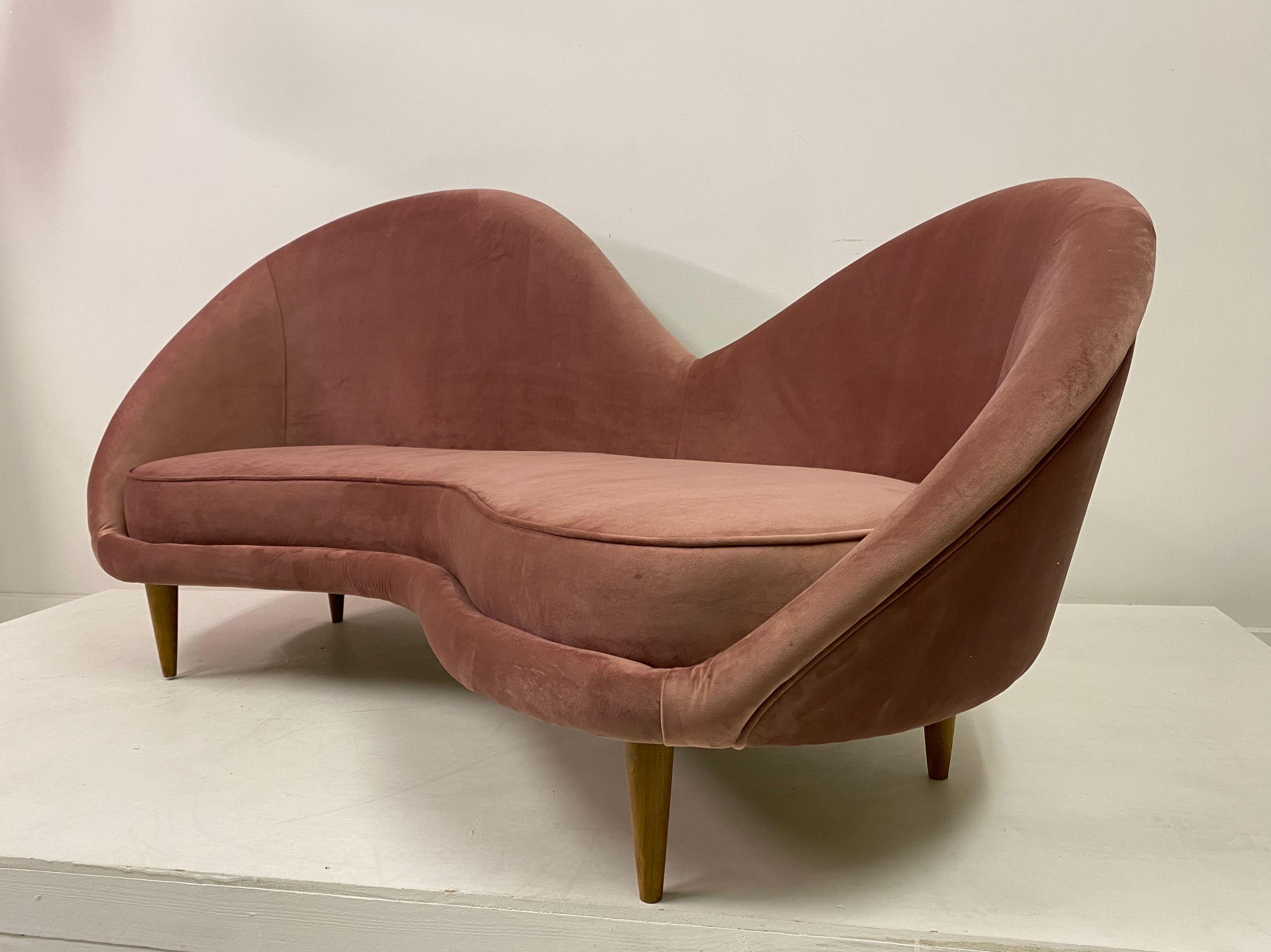 1950s Style Italian Sofa in Soft Pink Velvet For Sale 3