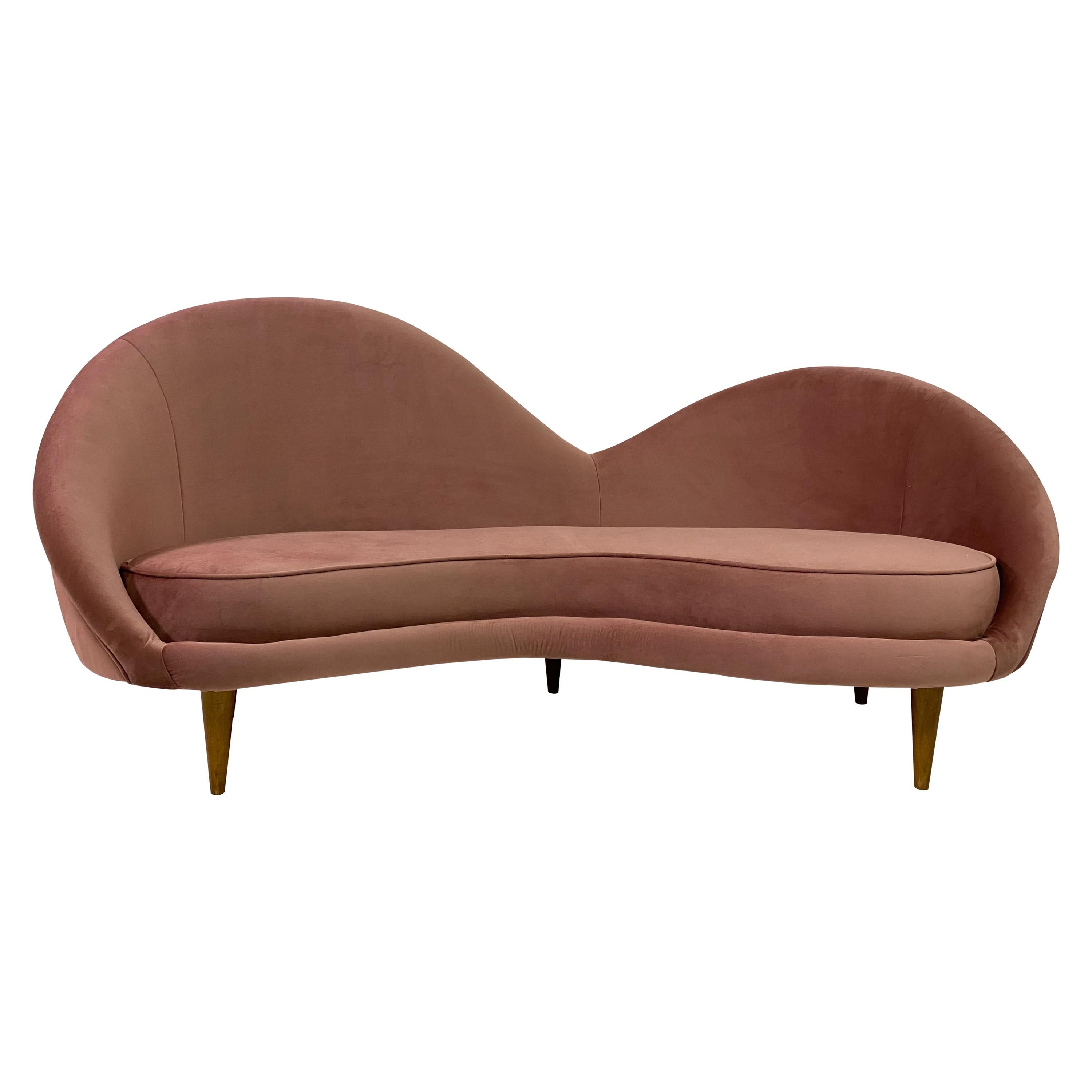 Italienisches Sofa im Stil der 1950er Jahre aus weichem rosa Samt