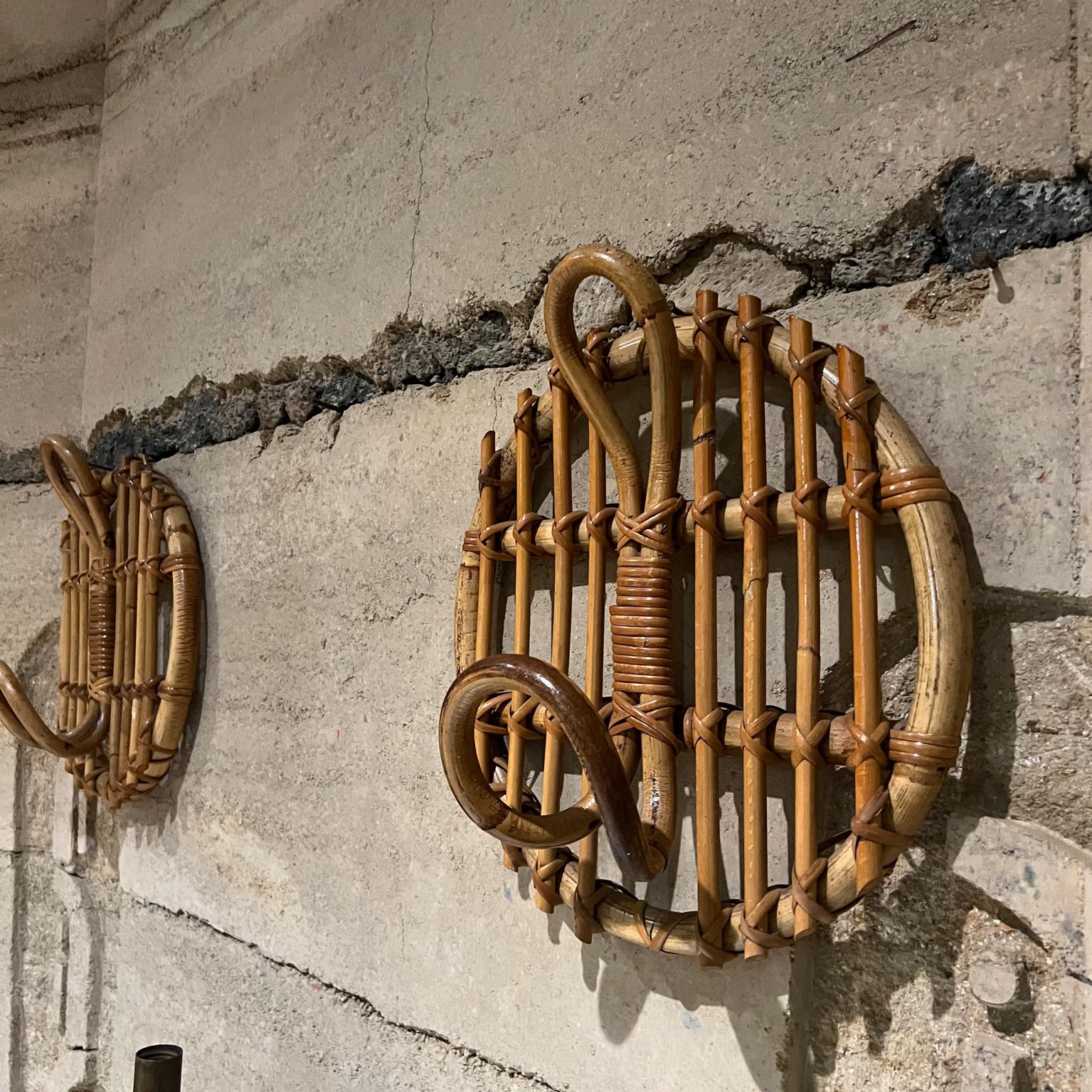 Bambù Appendiabiti francesi in rattan e bambù degli anni '50 in stile Louis Sognot Francia in vendita