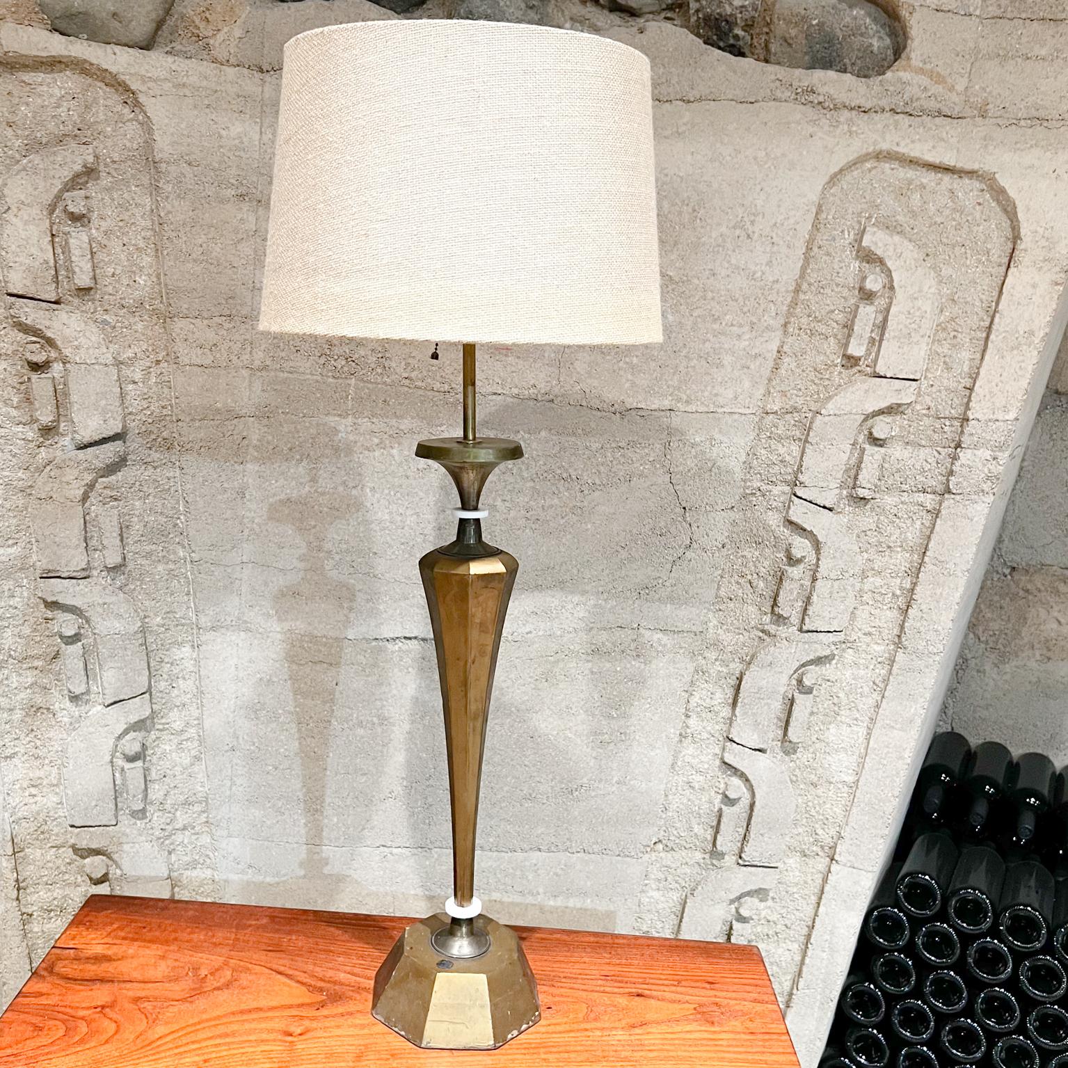 Lampe de table en bois d'acajou de Tony Paul, style années 1950
majestueuse lampe de table vintage construite en bois d'acajou recouvert de peinture dorée.
32,25 de hauteur à la douille x 7,25 de diamètre.
L'abat-jour n'est pas inclus. Le bois