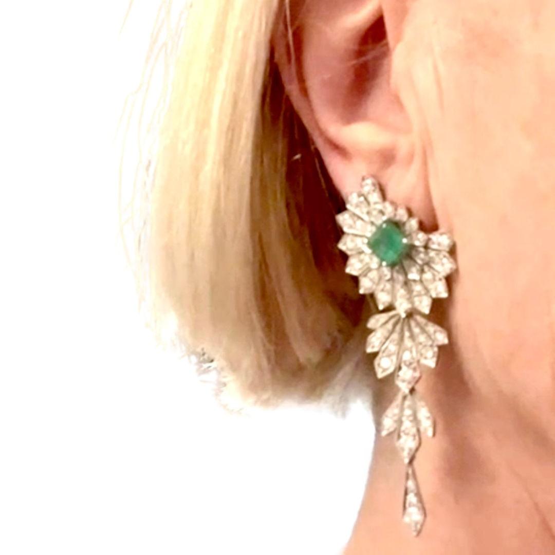 Platin-Ohrringe im Stil der 1950er Jahre mit Diamanten und Smaragd (Smaragdschliff) im Angebot
