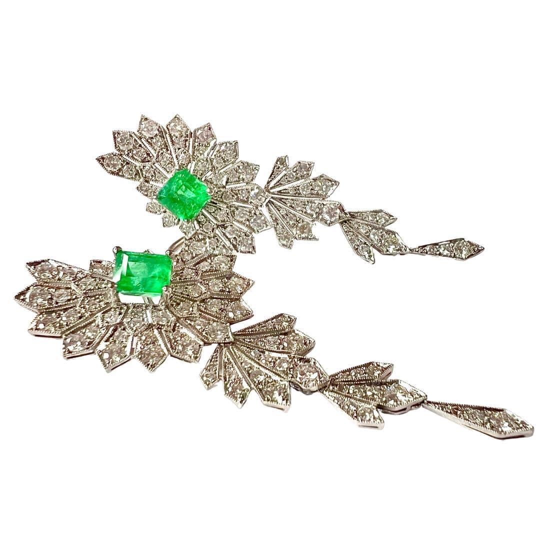 Platin-Ohrringe im Stil der 1950er Jahre mit Diamanten und Smaragd Damen im Angebot