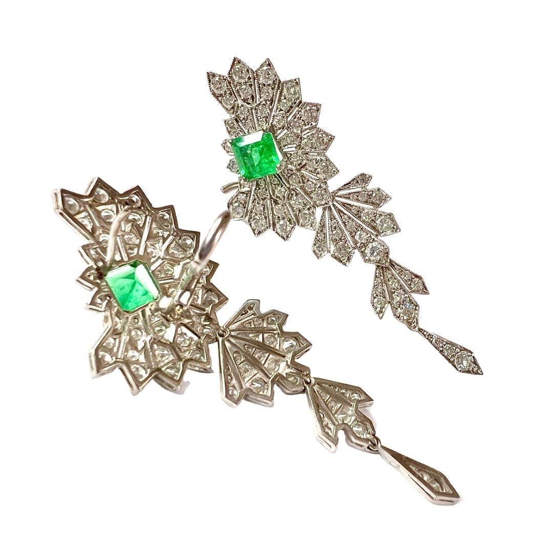 Platin-Ohrringe im Stil der 1950er Jahre mit Diamanten und Smaragd im Angebot 1