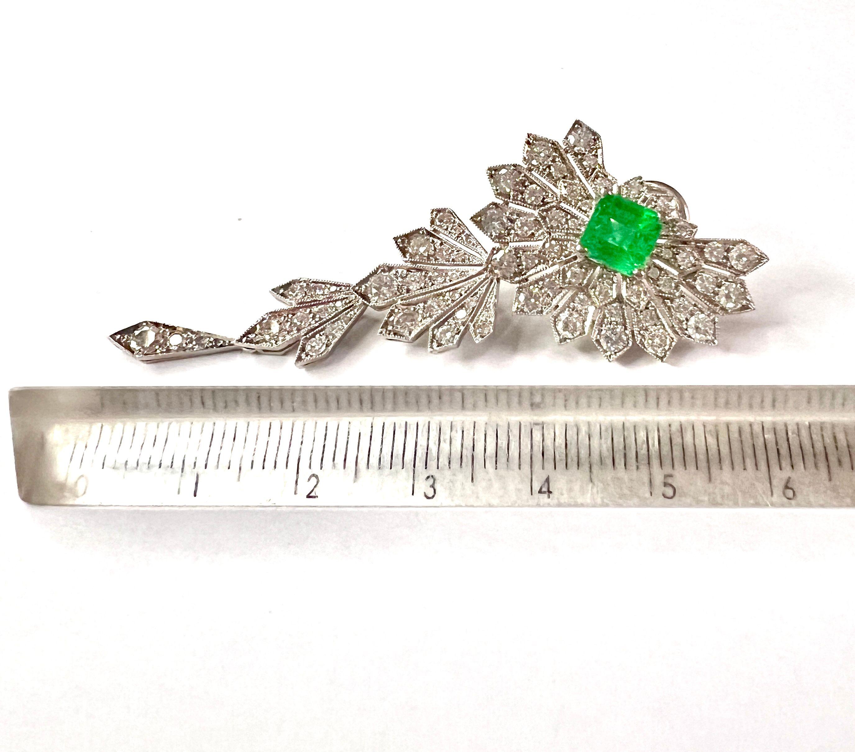 Platin-Ohrringe im Stil der 1950er Jahre mit Diamanten und Smaragd im Angebot 2
