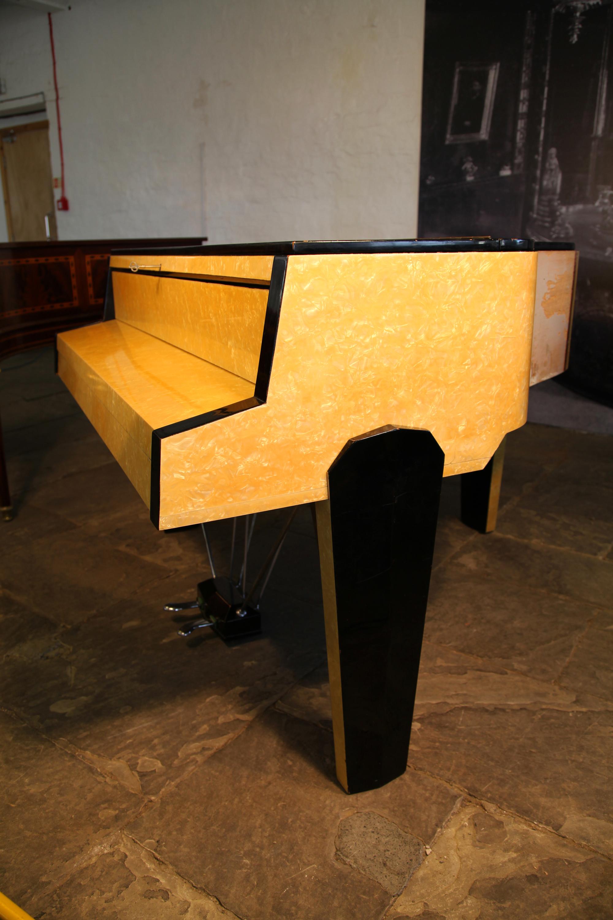 20ième siècle Piano à queue Zimmermann des années 50 Formica jaune Lyre de piano tubulaire en acier en vente