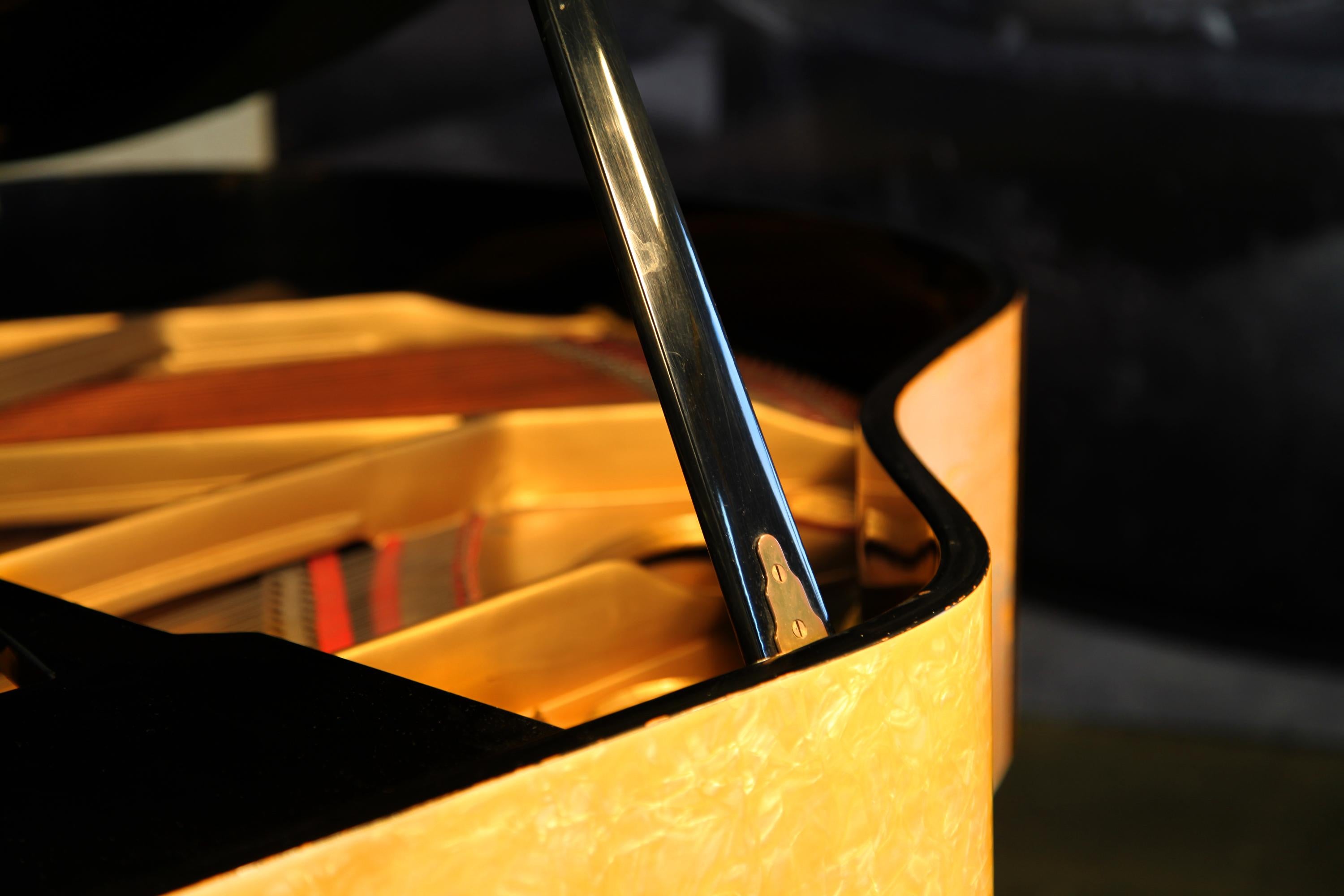 Piano à queue Zimmermann des années 50 Formica jaune Lyre de piano tubulaire en acier en vente 1
