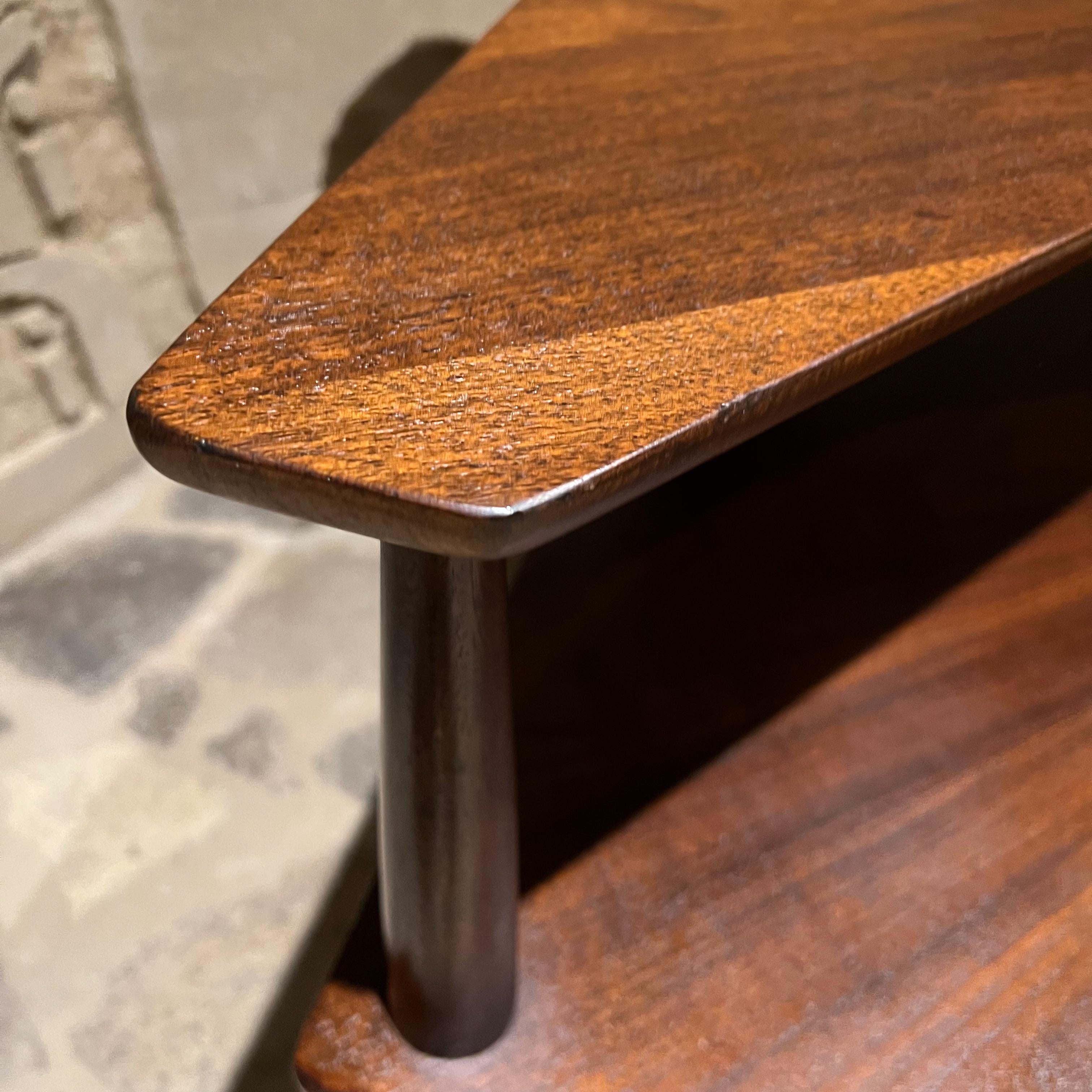 Table d'extrémité d'angle à étages Henredon en bois de noyer, style héritage des années 1950 en vente 2